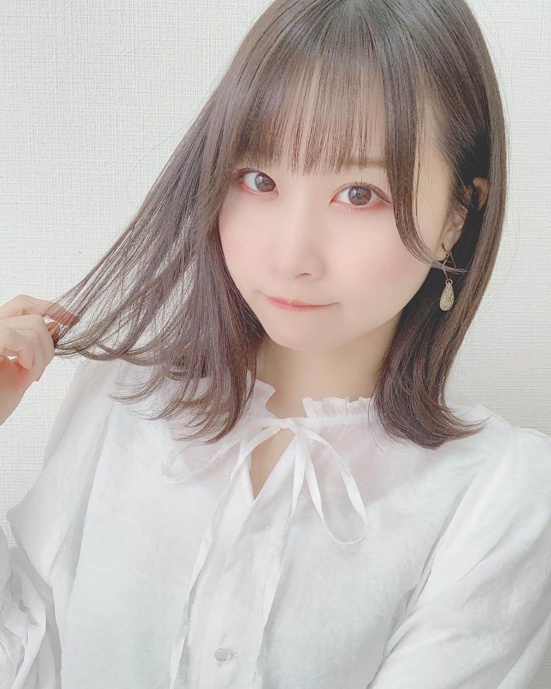 八木沙季のインスタグラム：「💇🏻‍♀️💇🏻‍♀️ . 髪の毛切った写真載せてなかった☺️ 少しだけ切ったよ❤︎ .」