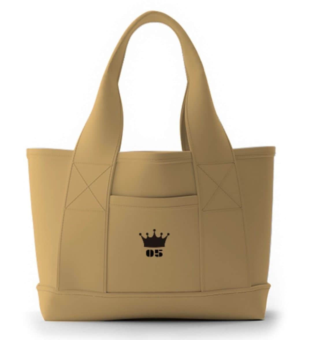 ISEKIのインスタグラム：「👑5周年トートバッグについて  現在、期限を設けずに受付をしておりますが、 メーカーよりまもなく生地の取り扱いが終了するという連絡が入りました。 同じカラーの次回は入荷は未定なそうなので、急遽、受付を終了する可能性があります。 ご購入希望の方はお早めにお願いいたします。  またお申し込みの皆様には コーヒーにつけていたステッカー1枚をプチギフトでおつけする予定です。  受付メールへコメントなどもつけていただきありがとうございます✨ スタッフも元気付けられております💪」