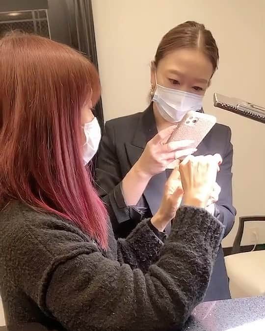 のインスタグラム：「可愛い😍  伊藤さん  撮影風景✨  アデリーネイル ☎︎052-325-2533 名古屋市北区若葉通1-2レクサ若葉2階 1階無料駐車場となっております(6台有)#アデリーネイル#プレミアムネイルサロン #ネイルサロン#名古屋#名古屋ネイルサロン#3Dネイルアート#nails#gelnails#nailart#スワロフスキークリスタル#アイラッシュサロン#サロンデザイン#フレンチネイル#桜#桜ネイル#네일#무광네일#살롱#スワロフスキーネイル #大人ネイル」
