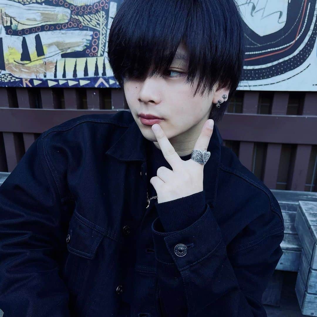 なつめゆうだいのインスタグラム：「2021年初断髪🐺 今年は去年より闇を意識する。  今年は一層に皆と愛を深めていきたい。宜しくね。  #マッシュウルフ #pizzicatopacto  #YouTuber #いいね」