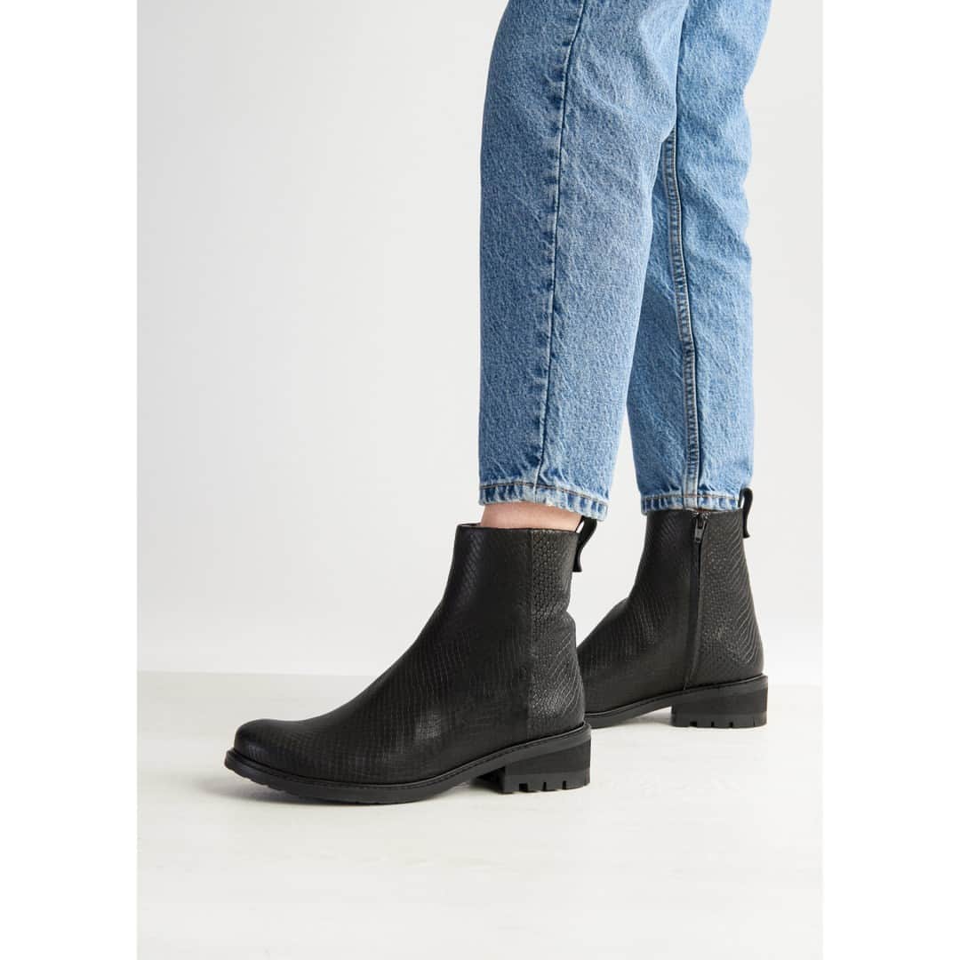 テーリポルキのインスタグラム：「Conquer the snowy streets with Nils boots, now -40% ❄️⠀⠀⠀⠀⠀⠀⠀⠀⠀ ⠀⠀⠀⠀⠀⠀⠀⠀⠀ Note that the boots now have a better fitting and a looser shoe leg.⠀⠀⠀⠀⠀⠀⠀⠀⠀ ⠀⠀⠀⠀⠀⠀⠀⠀⠀ #TERHIPÖLKKI #terhipölkkistore #finnishdesign #sustainable #footwear #shoes #boots #winterboots #sale #movingale」