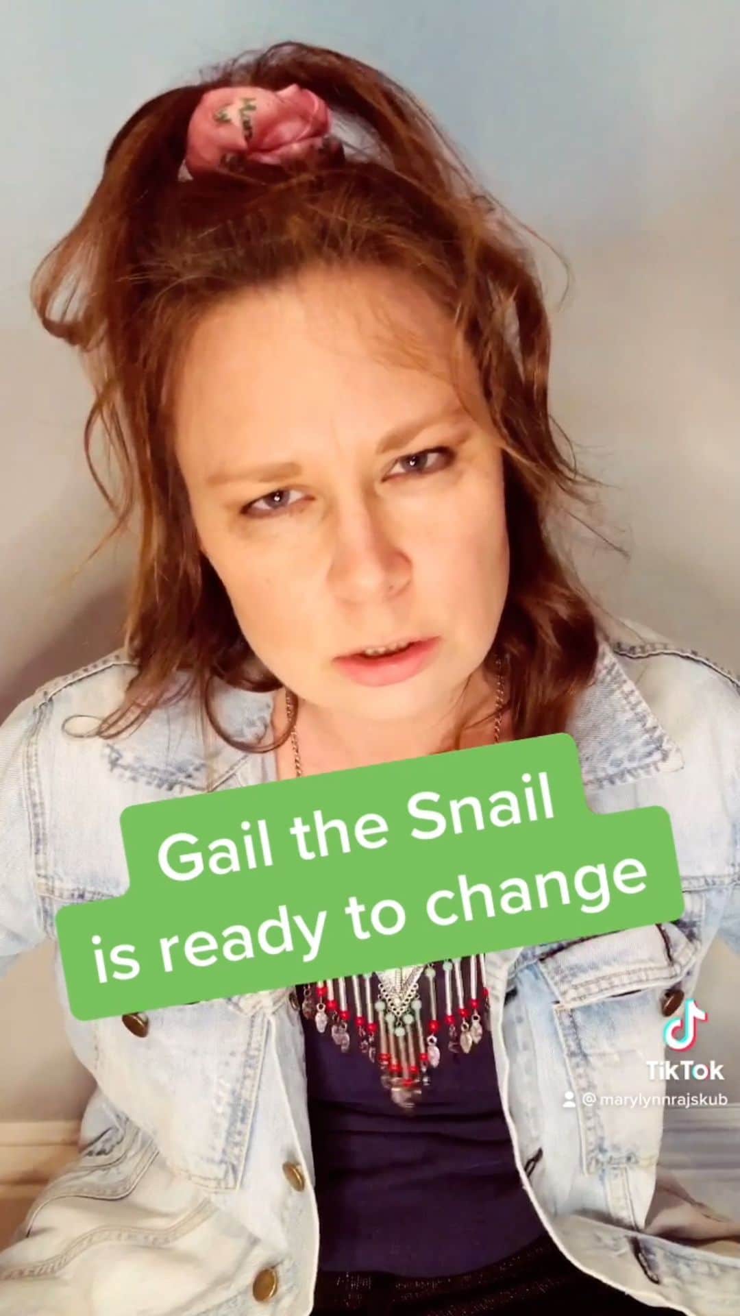 メアリー・リン・ライスカブのインスタグラム：「New year new me #gailthesnail #alwayssunnyinphiladelphia #bye2020 #tv #comedy #friends #sex #love #party #MoneyTok  #glowsticks #marylynnrajskub」