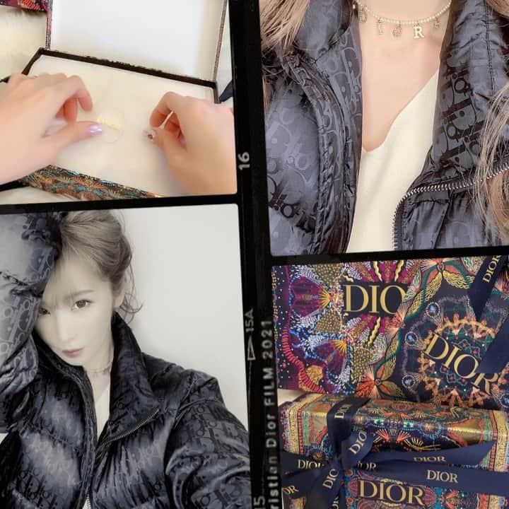 mycoのインスタグラム：「Diorコーデ🖤 今年はメンズのダウンにしました🤍﻿ チョーカーは先月買ってたのをようやく﻿ OPENしました💕あー可愛い！﻿ ﻿ カメラを撮り出すとりりは超能力者のように﻿ どこにいても走ってきてよじ登ってきます🐶﻿ 撮影終わると寝室へ行って寝てます…﻿ 不思議なポメちゃんですね🤨﻿ ﻿ ﻿ アートメイクのご質問ややってみたい方が﻿ 凄く多いみたいでDM沢山来ていて﻿ コメントでも興味ある方が多かったですね！﻿ ﻿ どうやって店を決めたか&痛いのか&お値段﻿ などなどetc…施術中のお写真もあるので﻿ まとめて次の投稿で話しますね📖﻿ ﻿  #dior #dioraddict  #diornecklace  #coordinate #fashion  #코디 #스타일링　#ootd  #開封動画　#不思議なぽめらにあん」