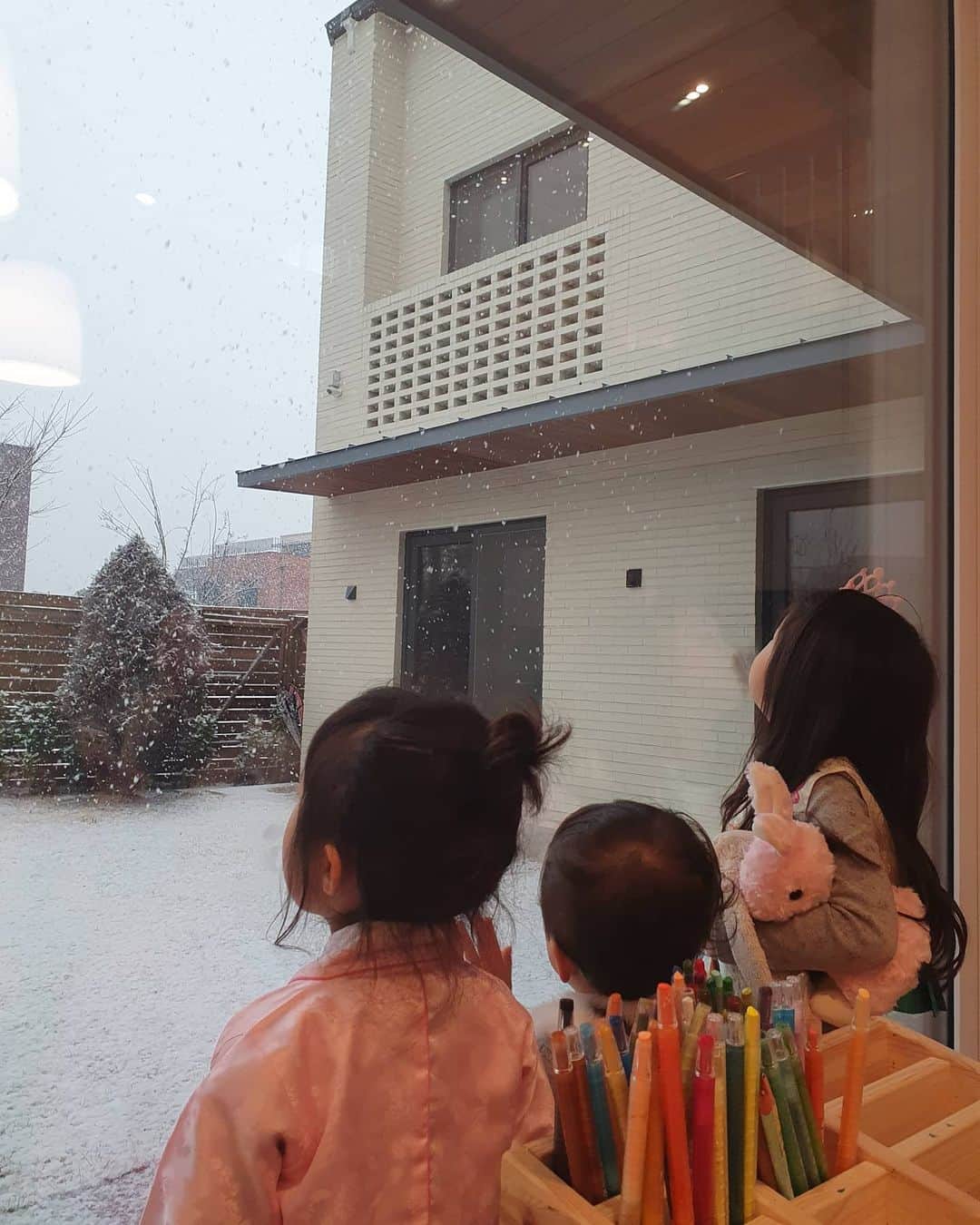 ユン・サンヒョンのインスタグラム：「어제는 눈이 참 많이왔어요. .그러나 오늘은 기온이 영상권으로 오르면서 다 녹아버렸어요. ㅎ」