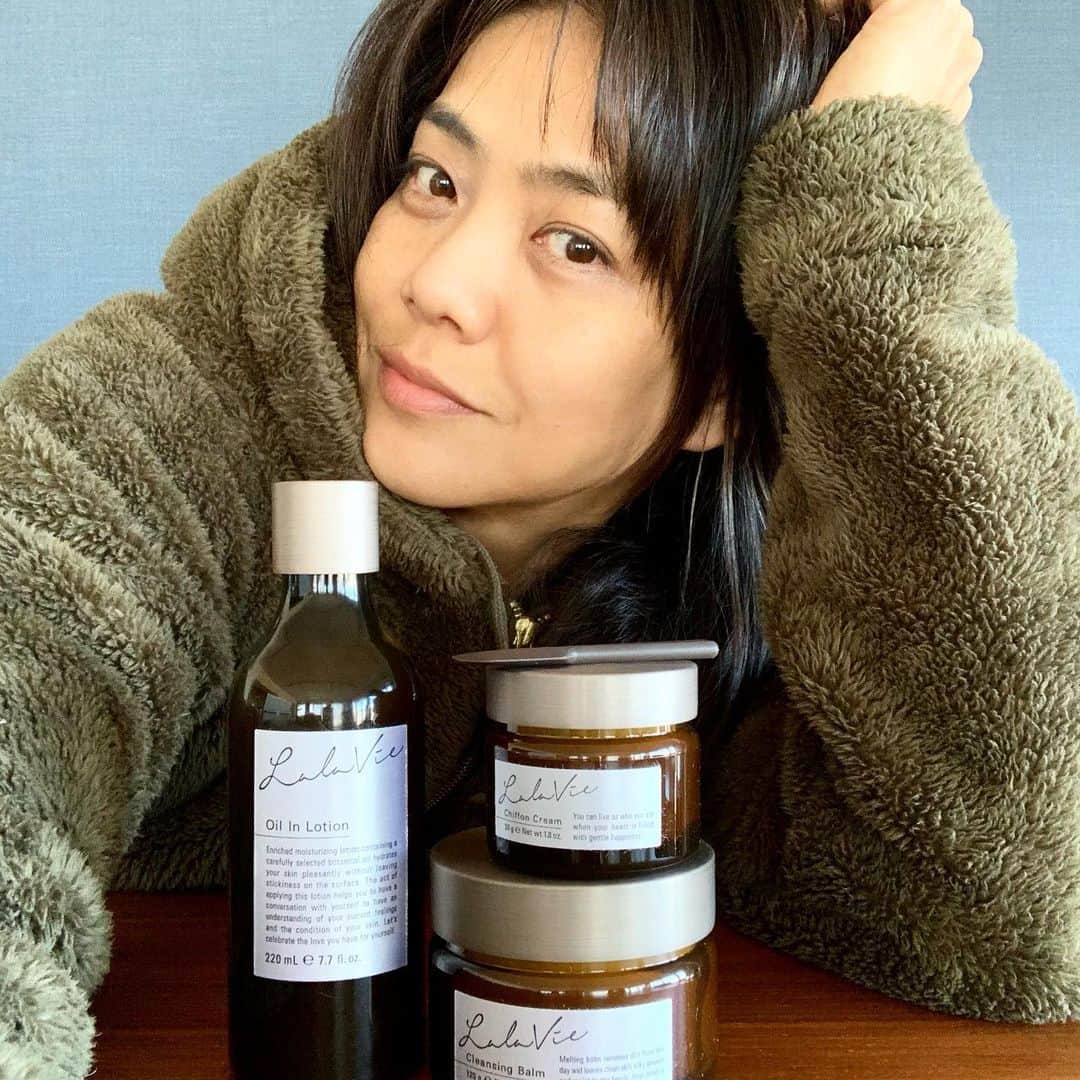 のインスタグラム：「1月14日　18時から #オイルイン美容コスメ @lalavie_official  #ララヴィ @qvc_japan  #オンエア　です❣️  寒さや乾燥が激しい季節になりました 気温も湿度も下がって油分、水分量も一年で一番少ないシーズン😱 乾燥と冷えと室内外の寒暖差で しわ、ハリのなさ、くすみ、潤いのなさ マスクで擦れてカサカサ😢 乾燥でごわついた肌😫 などなど 気になる悩みがいっぱいと 言う方におススメ❣️  大人の肌には良質な油分と水分をバランスよく補って下さい❣️ ララヴィのオイルインローションはこれ1本で油分水分を同時にチャージ びっくりふっくら😃 やめられません😆👍 あとはシフォンクリームで蓋をするだけ👍 メイク落としは肌に優しいバームで使い心地と香りはまるでエステのような心地よさ😌 簡単スリーステップ👍 ララヴィで真冬も乾燥知らずのうるおい艶肌キープ☺️#オススメです❤️  　 今夜0時から @qvc_japan のwebにて お得なセットをQVC価格でカート🛒インできます❣️ リピーターの方は是非、この機会におまとめ買いがお得です❣️ 初めてララヴィをお試ししたいと言う方には初回半額以下でローション ご案内させていただきます❣️」