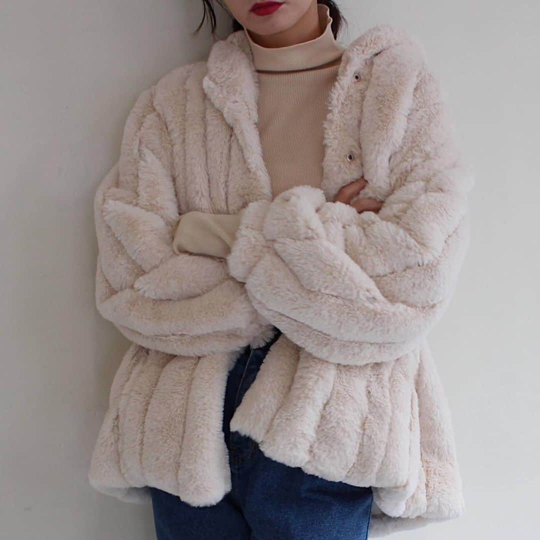 のインスタグラム：「* * hot item...✔︎ * ストライプファーコート【mr5227】 ivory * * * *  cafe accountはこちら⬇︎ @mode_robe_cafe #MODEROBE #moderobe堀江店」