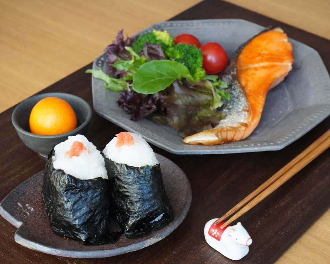 坂元美香さんのインスタグラム写真 - (坂元美香Instagram)「今日のお昼ごはん。 フルーツはキンカン🍊 ぱくっと一口で食べるの好きなんだよねぇ😚  #坂元ごはん #坂元家の昼ご飯 #おうちごはん #明太子おにぎり #金柑 #キンカン #おうち時間 #ステイホーム #福さ屋の明太子」1月13日 15時08分 - mika_saka