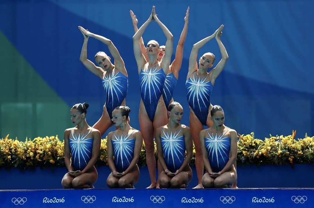 olympiadaさんのインスタグラム写真 - (olympiadaInstagram)「💦 На Олимпийских играх синхронное плавание было впервые представлено в 1984 году в Лос-Анджелесе — и с тех пор включалось в программу каждых последующих Игр. ⠀ Неотъемлемая часть этого вида спорта — яркие и запоминающиеся образы спортсменок. За годы выступлений на Играх мы видели отсылки к известным картинам, купальники в виде «пиджаков с галстуками», шапочки, напоминающие футбольные мячи — и многие другие варианты того, как костюмы дополняют хореографию программы. ⠀ #Olympics」1月13日 15時08分 - olympia_da