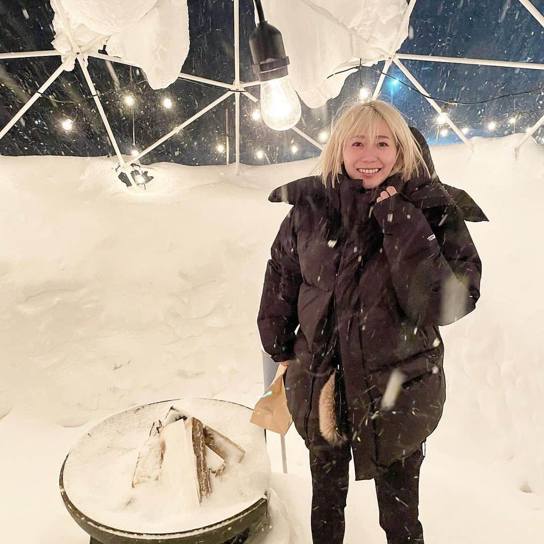 Mika Jimboさんのインスタグラム写真 - (Mika JimboInstagram)「【ニセコの隠れモダン居酒屋 共TOMO。は雪が強ければ強いほどエモい⛄️】﻿ ﻿ ニセコ最終日の夜、﻿ 旬の地元の食材を使った完全にインバウンド向けなお店、共TOMO。は好きなお店になった☺️﻿ ﻿ 雪が強ければ強いほど雪景色が綺麗だし、雪の中に照らされたお店は幻想的❤️﻿ ﻿ ただし、一瞬で停めてた車が雪まみれになるよ⛄️笑﻿ ﻿ この外にあった喫煙スペース？焚き火スペース？もとっても可愛いけど、1分ぐらいしかいられないくらい吹雪😂でもすごく見ていて綺麗なのでおすすめ❤️﻿ ﻿ 野面すぎて全然盛れてないけど、﻿ 色々このお店での出来事は私の中で記念なのでpostで残しておきたいと思います🙋🏽‍♀️笑﻿ ﻿ ニセコ観光スポット#ニセコ#ニセコスノボ#スノボ#スノボ女子#スノーボード#スノーボードウェア#スノーボード女子#スノボ好きな人と繋がりたい#北海道#北海道旅行#北海道観光#ヒラフ#旅行#旅行好きな人と繋がりたい#ニセコごはん#ニセコグルメ#ニセコ飯#ニセコディナー#北海道グルメ#共#tomorestaurant#共tomo」1月13日 15時10分 - mikajimbox