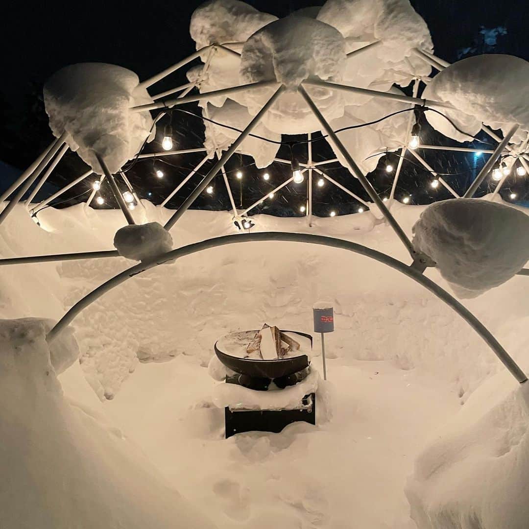 Mika Jimboさんのインスタグラム写真 - (Mika JimboInstagram)「【ニセコの隠れモダン居酒屋 共TOMO。は雪が強ければ強いほどエモい⛄️】﻿ ﻿ ニセコ最終日の夜、﻿ 旬の地元の食材を使った完全にインバウンド向けなお店、共TOMO。は好きなお店になった☺️﻿ ﻿ 雪が強ければ強いほど雪景色が綺麗だし、雪の中に照らされたお店は幻想的❤️﻿ ﻿ ただし、一瞬で停めてた車が雪まみれになるよ⛄️笑﻿ ﻿ この外にあった喫煙スペース？焚き火スペース？もとっても可愛いけど、1分ぐらいしかいられないくらい吹雪😂でもすごく見ていて綺麗なのでおすすめ❤️﻿ ﻿ 野面すぎて全然盛れてないけど、﻿ 色々このお店での出来事は私の中で記念なのでpostで残しておきたいと思います🙋🏽‍♀️笑﻿ ﻿ ニセコ観光スポット#ニセコ#ニセコスノボ#スノボ#スノボ女子#スノーボード#スノーボードウェア#スノーボード女子#スノボ好きな人と繋がりたい#北海道#北海道旅行#北海道観光#ヒラフ#旅行#旅行好きな人と繋がりたい#ニセコごはん#ニセコグルメ#ニセコ飯#ニセコディナー#北海道グルメ#共#tomorestaurant#共tomo」1月13日 15時10分 - mikajimbox