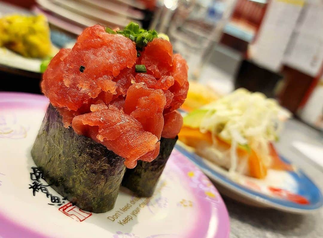 石関友梨のインスタグラム：「ここの回転寿司好きなんだよねぇ〜✨ボリュームもあるし美味しいしお値段以上で最高💓  #いちもん #群馬グルメ #まぐろ系が特におすすめ #回転寿司 #回転寿司だけど注文式 #中落ち盛り軍艦 #お気に入り店 #お祝いごはん」