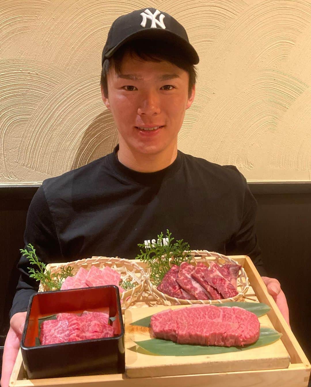 大西宏明のインスタグラム：「いつの日かの山本君っ🤗  シーズン終わった頃に来てくれましたぁ✨✨✨✨✨  いつも有難う御座います♪♪♪ 今シーズンも頑張って👍👍👍  #山本由伸 くん #オリックスバファローズ  #ピッチャー #プロ野球選手  #シーズンオフ #笑ぎゅう #焼肉 #いつも有難うございます  #自主トレ  #キャンプ #怪我なく #頑張って #野球選手 #パリーグ #野球好きな人と繋がりたい  #焼肉好きな人と繋がりたい  #肉スタグラム  #お肉大好き  #大阪グルメ  #心斎橋グルメ  #美味しいもの好きな人と繋がりたい  #smile #ほなっ！！」