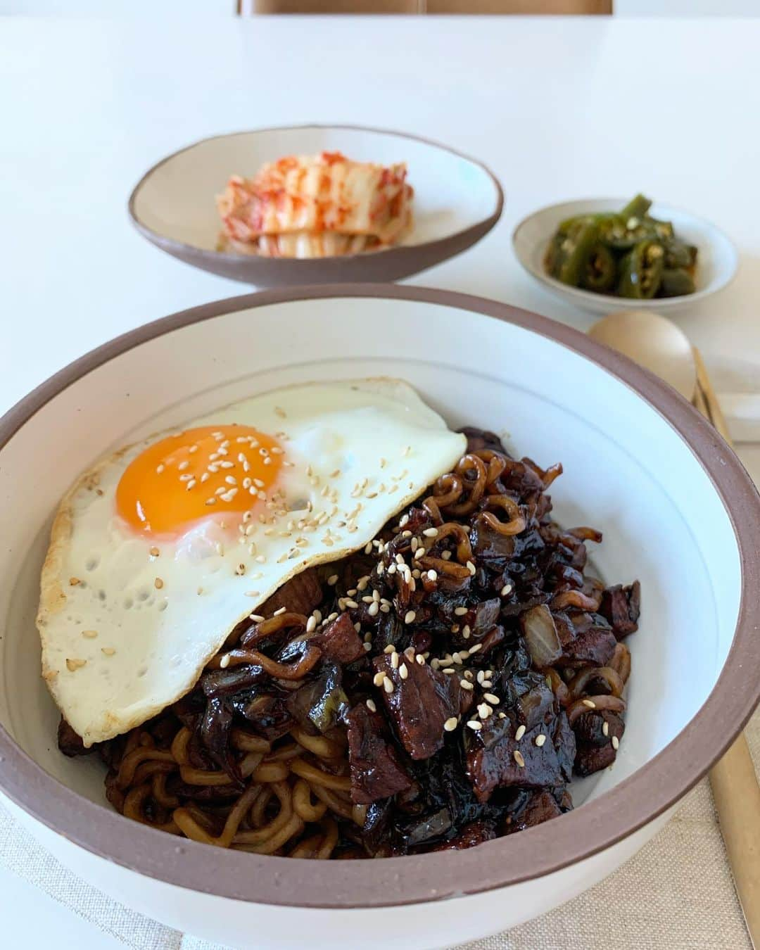 高木りなさんのインスタグラム写真 - (高木りなInstagram)「映画パラサイトを見たら急にジャージャー麺が食べたくなって、インスタントのジャパゲッティに、ネギ、玉ねぎ、豚肉を足して本格風ジャージャー麺を作りました😆 次は映画に出てくる、ジャパゲッティ+ノグリ＋牛肉の ”ジャージャーラーメン”を作ってみたいと思います💗✨  영화 기생충을 봤더니 짜파게티 먹고싶어져서 파 양파 고기 추가하고 만들어먹었어요!  다음은 채끝살 짜파구리 만들어봐야지🙈✨ . . . #기생충 #짜파구리 #채끝짜파구리 #짜파게티 #리나스테이블 #Parasite  #rinastable #パラサイト #パラサイト半地下の家族わ #ジャージャーラーメン #ジャパゲッティ #ジャパゲティ #ノグリ #ジャジャン麺 #ジャジャンミョン #ジャパグリ」1月13日 15時12分 - rinasvoyage