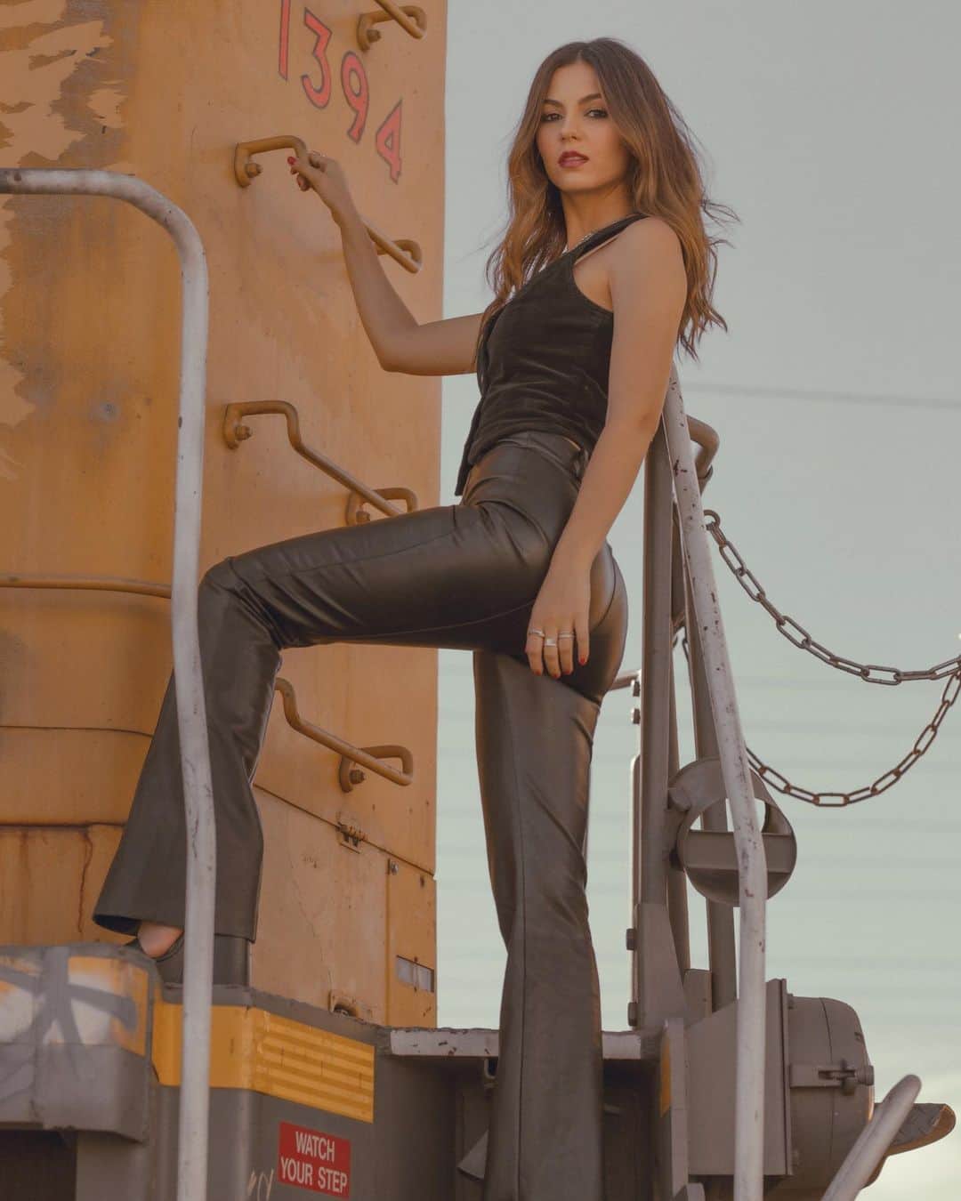 ヴィクトリア・ジャスティスのインスタグラム：「All aboard 🚂」