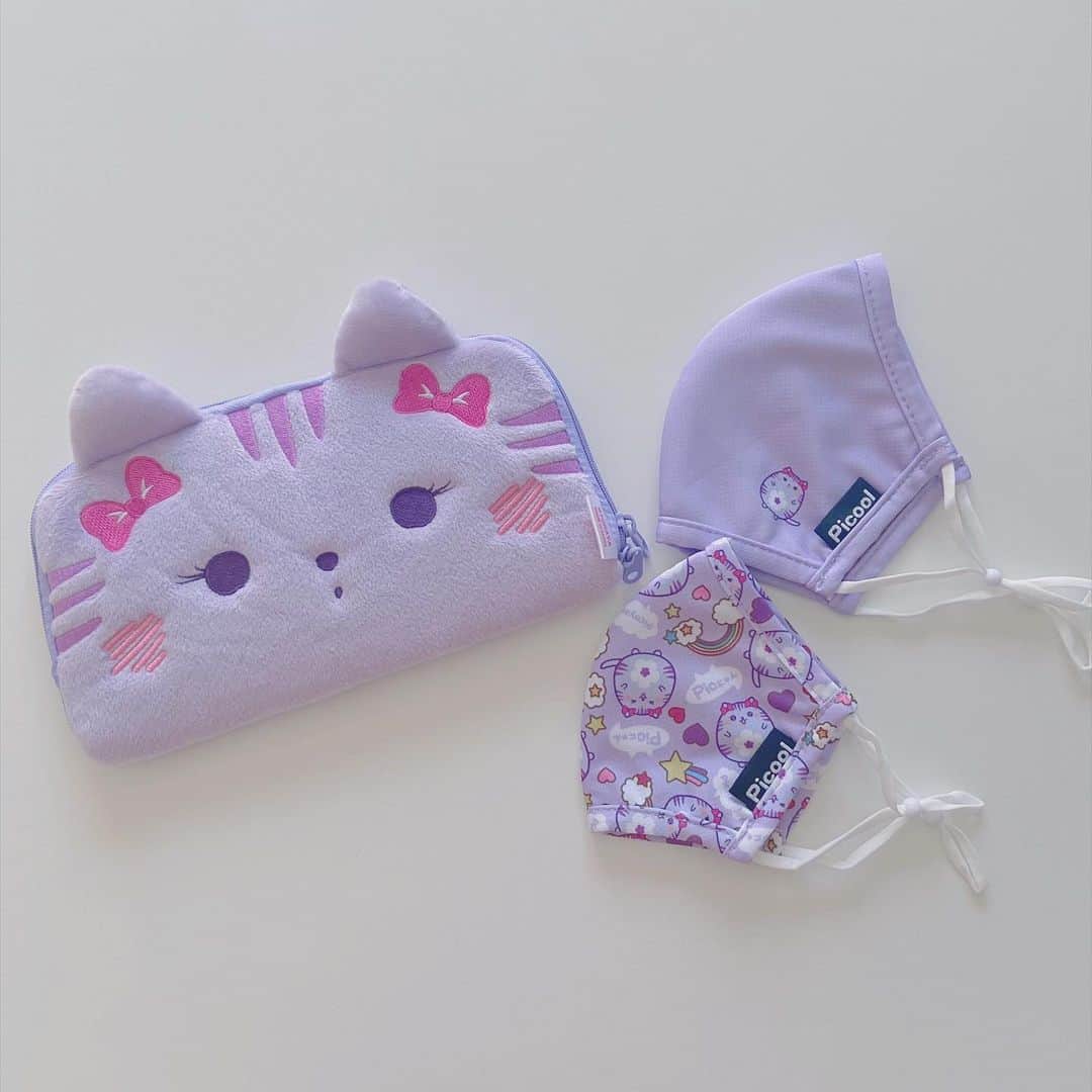 のインスタグラム：「💜💜💜  新商品のすみれにゃんシリーズ🐱  マスクポーチ・マスク2種 全国のPicnic店頭及びオンラインショップにて販売中です♪  マスクポーチは内側が抗菌生地になっていて、 マスクを忘れてしまったり外出先で無くしてしまったときにもストックを入れて使えます。 外側はふわふわ素材でぬいぐるみのよう！ すみれにゃんのつぶらな瞳がかわいい🥺  妹いわく、switchライトがぴったり入る大きさらしい。笑 ちょっとしたコスメも入れられるし万能〜！！  @harajuku_picnic  @picool_k  #原宿ピクニック #原宿picnic  #ピクール #ピクールマスク #マスクケース #マスクポーチ #マスク #ファッションマスク  #picにゃん #すみれにゃん  #佐藤すみれプロデュース」