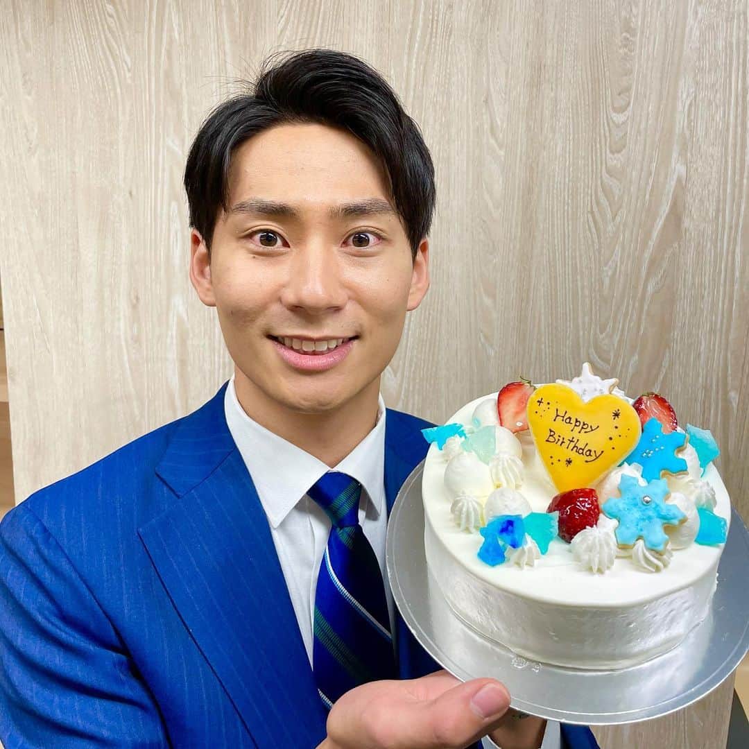 内野泰輔のインスタグラム：「今日は今湊敬樹25歳の誕生日です！ 「25歳も元気よく！ニュースも実況も頑張る」と言っていた気がします。 今日もし会ったら距離を保ちながらお祝いしてあげて下さい。  #誕生日  #おめでとう  #今湊敬樹  #フジテレビアナウンサー  #可愛い後輩」