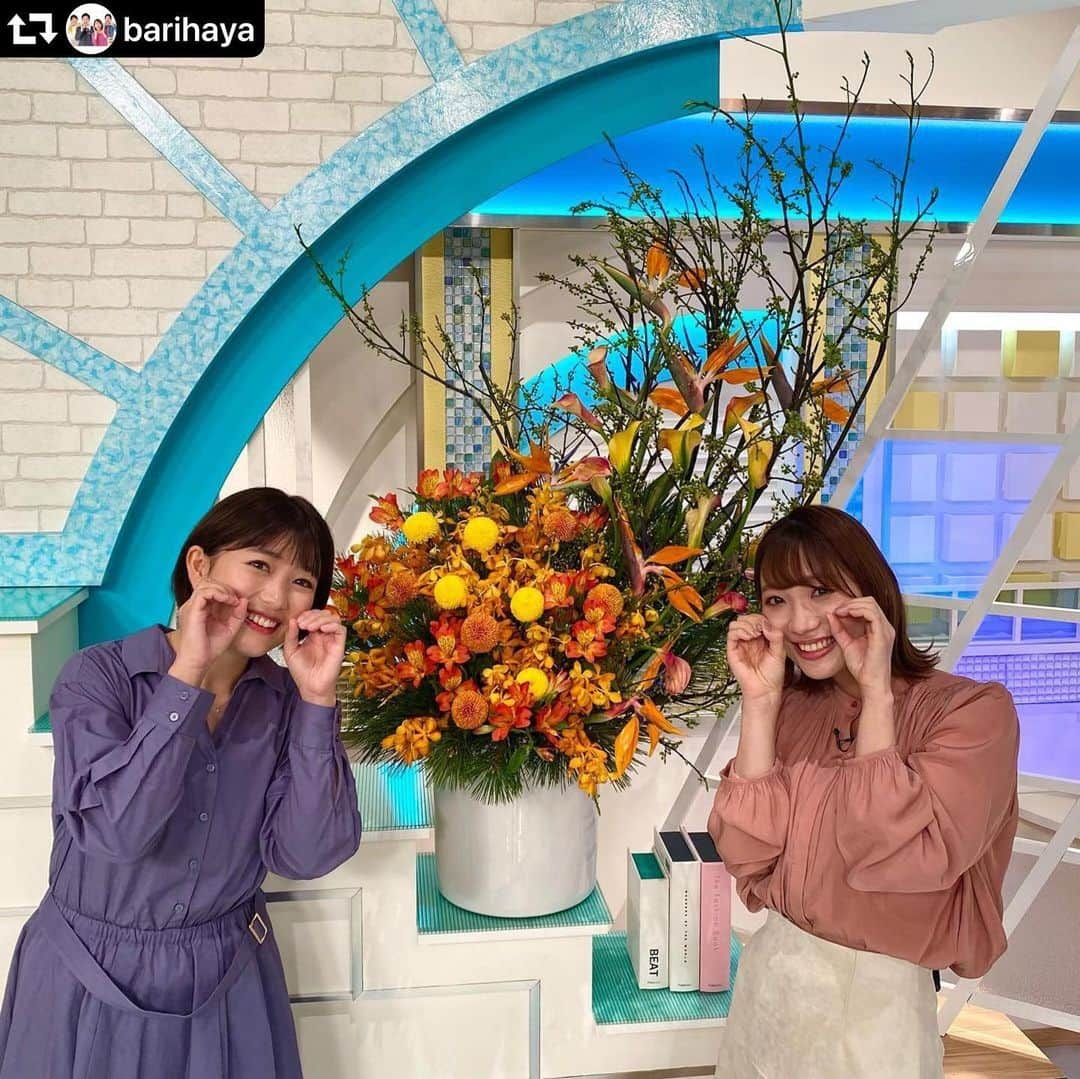 川崎優さんのインスタグラム写真 - (川崎優Instagram)「. . 今週もスタジオ出演が終わりました🌝 今日もようわろた… 本番数秒前まで、たわいもないことでケラケラ笑ってる我々３名です 🐄🐄🐄 （森さん🌳映ってないけども） . 暖かくして…よく食べよく動きよく寝て、 ともに元気にすごしましょうぅ🙆‍♀️🪴  #マイクを外した後撮ったから #ベルトがゆるんでいる #可愛い衣装 . #repost @barihaya ・・・ #バリはや #スタジオ装花  💐1月12日〜の #お花 💐  #アオモジ #ストレチア #モカラ #アルストロメリア #ピンポンマム  #優まりコンビ でころっとした丸いかわいいお花ピンポンマムのポーズ😊  "本日のお花は右肩上がり↗︎のアレンジメントです✨ 多くの人の運気が、優しい幸せに包まれることを願って😌"  by #takeshithemangrove THE MANGROVE  #花のある暮らし #花が好きな人と繋がりたい #花好き #花は癒し #フラワーアレンジメント　#スタジオ装花　#装花　#福岡のお花屋さん #おしゃれ花屋  #福岡花屋」1月13日 15時17分 - yuu__noir