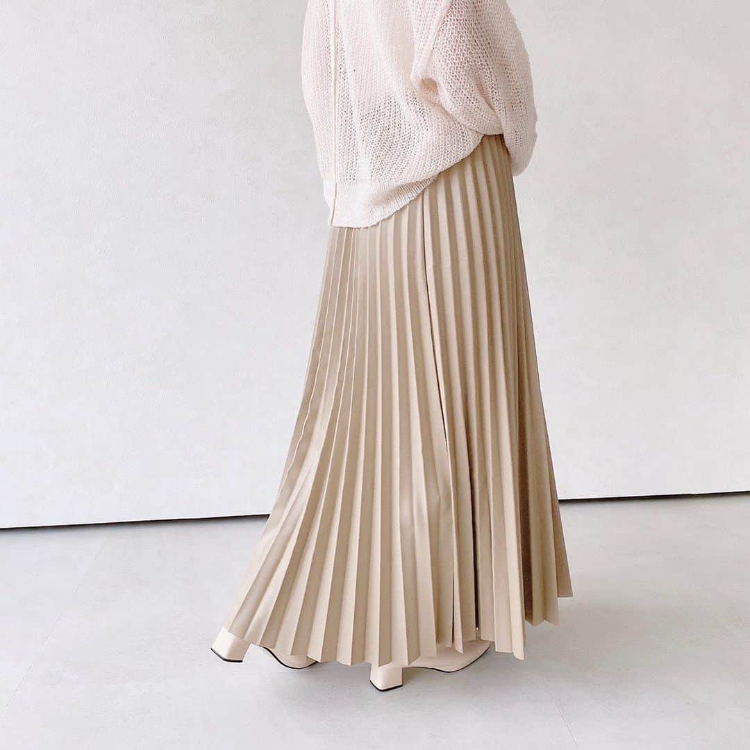Vannie Officialのインスタグラム：「【レザープリーツスカート】¥3,300+tax ﻿  ﻿ 《styling》 ﻿ 今季のスタイリングには欠かせないエコレザースカート♪ ﻿ 細かいプリーツ加工を施したフレアラインのシルエットが魅力◎ ﻿ ニットやスウェットなどゆるシルエットのアイテムと合わせると抜け感あふれるスタイリングに♡ ﻿  ﻿ 《detail》 ﻿ ウエストは一周ゴム仕様になっているので履き心地楽々♪ ﻿ 表情豊かなプリーツスカートは歩くたび揺らめいて春気分UP！ ﻿ 色合わせしやすいニュアンスカラーにも注目◎ ﻿  ﻿ 《fabric》 ﻿ 程よいツヤ感のあるエコレザースカート使用。 ﻿ ※詳しいお手入れ方法は商品タグをご参照ください。﻿ ﻿ #vannie_u#ヴァニーユー #ZOZOでしか買えない⠀⠀ ﻿ お問い合わせはDMまでご連絡ください‪‪☺︎‬」