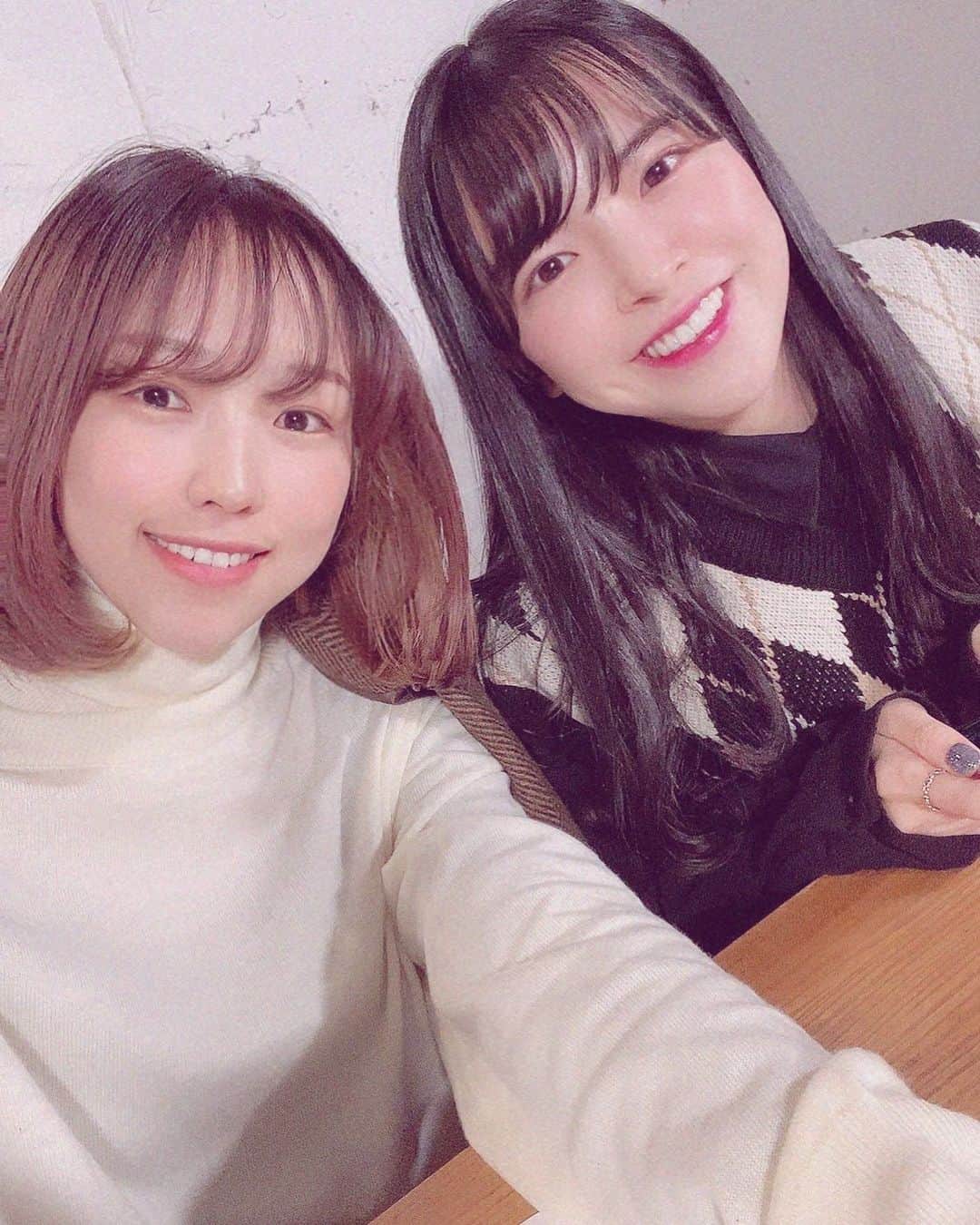 松崎博香のインスタグラム：「. 配信ありがとうございました🐼！ 初めてのこともあり、みんなに伝わりづらい こともあったと思いますがみんなのおかげで 無事に配信をすることができました！♡  そして、配信でもお伝えしましたが 【CHAM】、【Smile Flower】 それぞれのブランドが 独立することになりました！ 嬉しいー！嬉しすぎる🥰！  大好きなお洋服の仕事ができているのは みんなの応援のおかげです🤲🏻🤍 これからももっと素敵なものを みんなにお届けできるように 頑張りたいと思います☺︎  みんないつもありがとう❄️  #すまふら🌼 #CHAM」