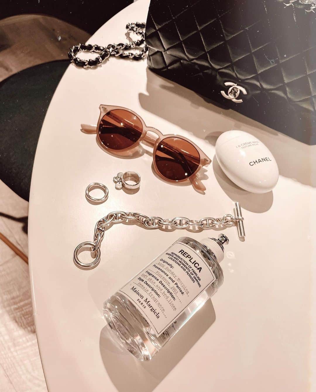 ✷kana✷のインスタグラム：「+++ . . @maisonmargiela  Lazy Sunday Morning ひっさびさにドンピシャすぎる♡ 好きな香りコレクションに即追加✔️ . お花系や甘すぎるバニラやココナッツ系が 苦手な私が好きな香りに共通するものは、 ムスク！ それからアロマ系と、爽やかな柑橘系も 大好物です！！！ は〜癒される🥰 . . #maisonmargiela #REPLICA #レプリカ#マルジェラ #レイジーサンデーモーニング」