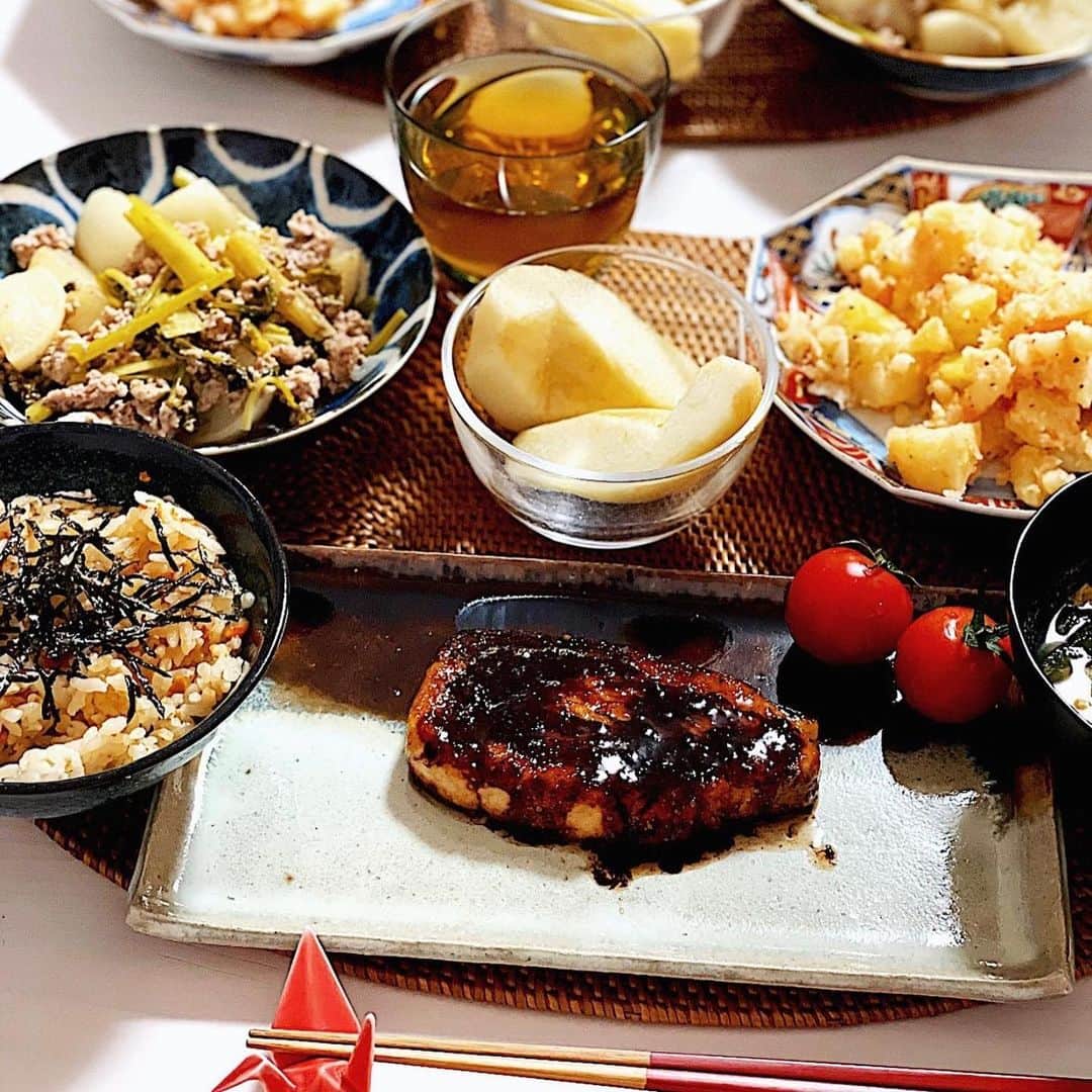 MAOさんのインスタグラム写真 - (MAOInstagram)「最近のご飯🍽 ワンプレートとか鍋とか鉄板焼き系しか作る気にならない…。一汁三菜おばさんはどこへ行ったのか。 . #cooking #dinner #homemade #recipes #japanesefood  #おうちごはん #晩ごはん #夕飯 #クッキングラム  #献立 #食卓 #豊かな食卓 #料理 #手料理 #食器 #一汁三菜 #正月 #正月料理 #ちらし寿司 #年越しそば #ざるそば #雑煮 #お好み焼き #鍋 #チゲ鍋 #すき焼き」1月13日 20時54分 - mao_1206