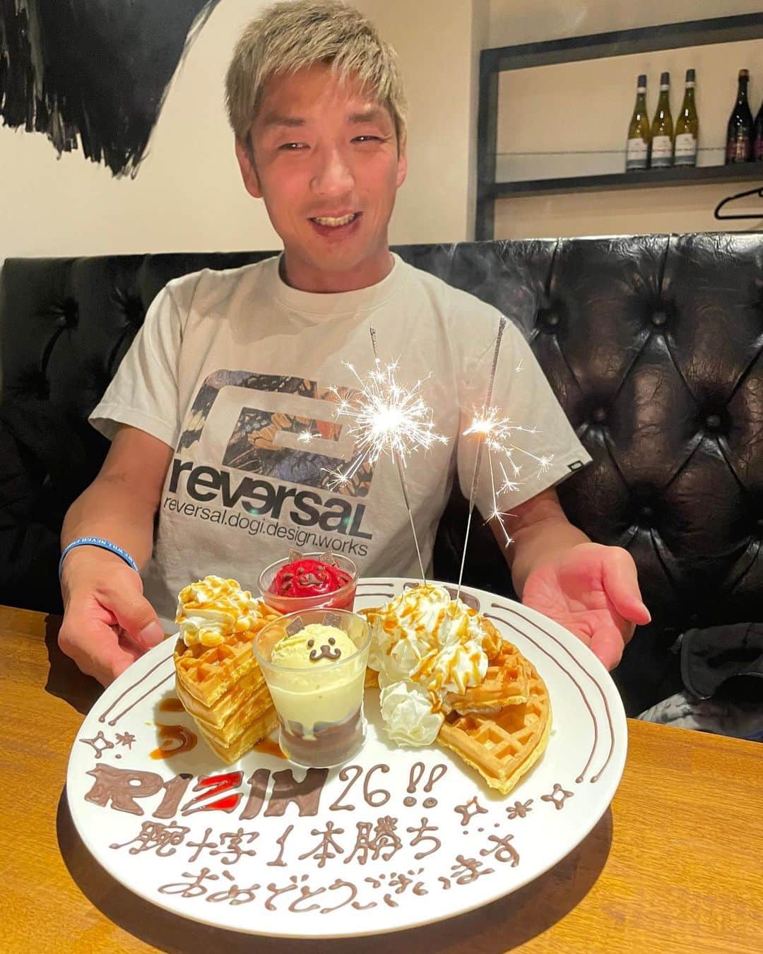 所英男のインスタグラム：「家族で武蔵小杉「ステーキハウスT8」へ。食後に大晦日のRIZINでの勝利をサプライズで祝っていただきました！ ホントいつもありがとうございます！！T8、今は20時までですが、お弁当もあるそうなので近々買って帰りたいと思います！！　#t8  #武蔵小杉」
