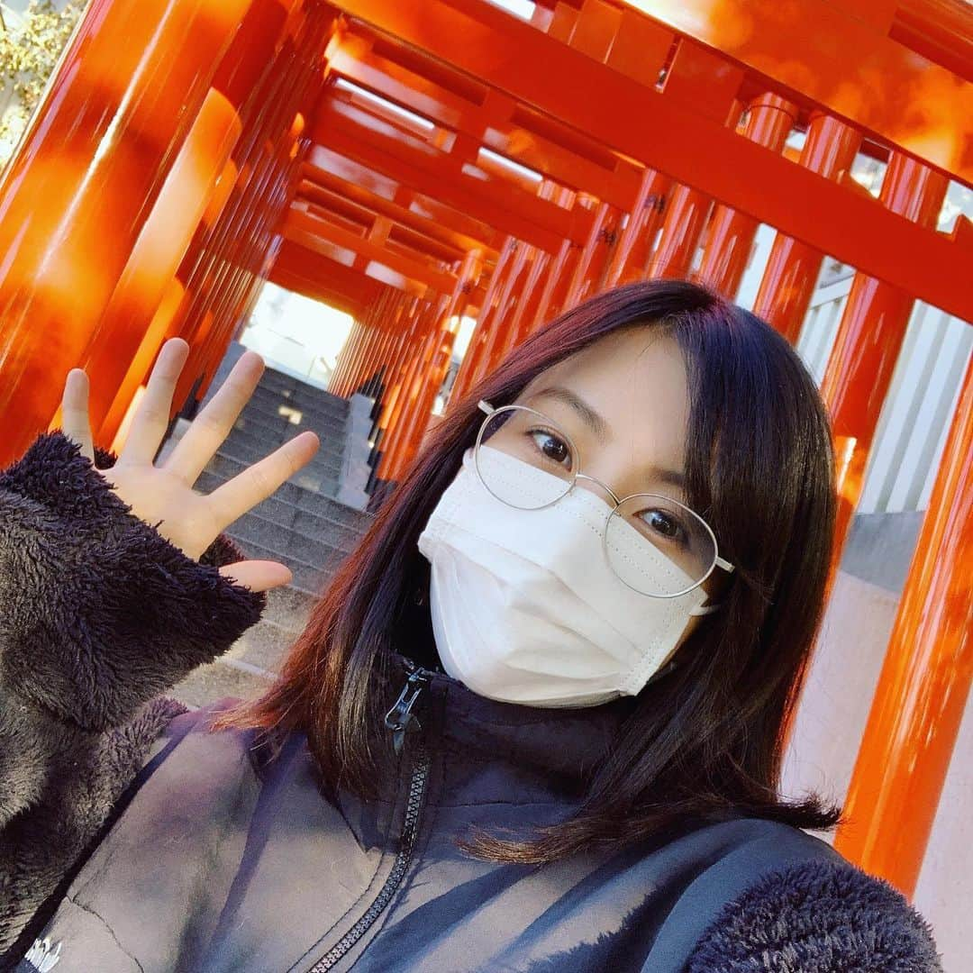 池田愛のインスタグラム：「近所の神社が⛩いっぱい #初詣 #眼鏡女子」