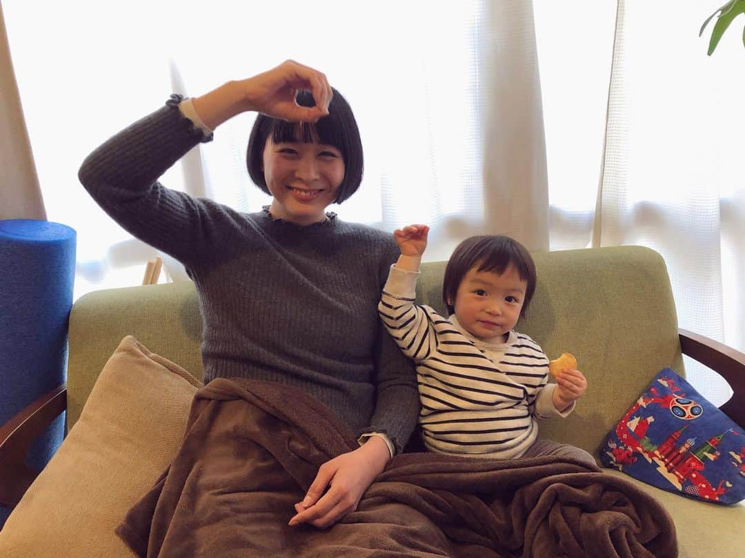 のインスタグラム：「チーズクラッカーを片手に 今日でまるは1歳3ヶ月になったことを記します😋✨ お母さん謎のまるポーズ👌🏻  . . #1y3m #男の子#男の子ママ  #日々#成長記録 #親子 #日日是好日 #暮らし」