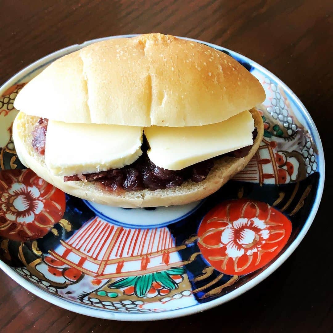 志摩有子さんのインスタグラム写真 - (志摩有子Instagram)「塩バターフランスであんバターサンド。 バターは思い切ってたっぷりがいい。 背徳の味。 ほうじ茶と一緒に。  #おやつタイム #あんバターサンド」1月13日 15時37分 - ariko418