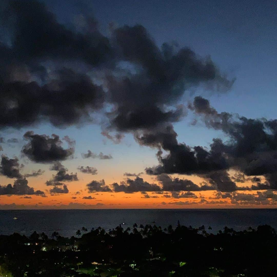 黒木理也のインスタグラム：「smokey clouds 🌬」