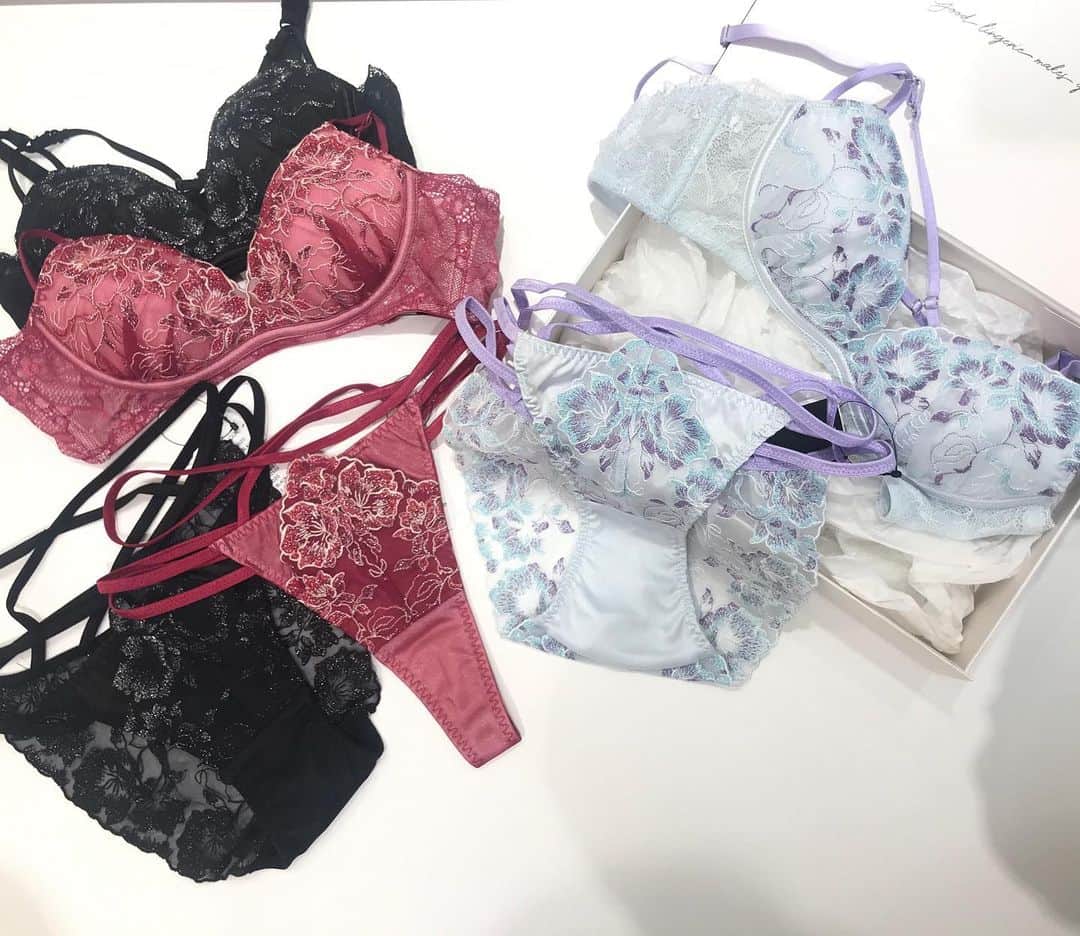 のインスタグラム：「🦋🦋 . . 1/15よりSpring collectionが入荷致します🤍 . 今回ご紹介する商品は リピーター率no.1！！！！ パワーメイクから【ヴィーナスローズ】 ノンワイヤーでこの谷間！ デザインが豊富になってさらに選ぶのが楽しみに✨ . . #ヴィーナスローズパワーメイク単品ブラ  ¥5,390+tax(Ｂ〜Dカップ) ¥5,890+tax(Eカップ) . #ヴィーナスローズ単品ショーツtバック ¥2,990+tax(S/M) . . . お取り置きも承っております♡ ぜひご来店ください👌🏻 . . #福岡PARCO #RAVIJOUR #ラヴィジュール #新作入荷 #Spring #correction」