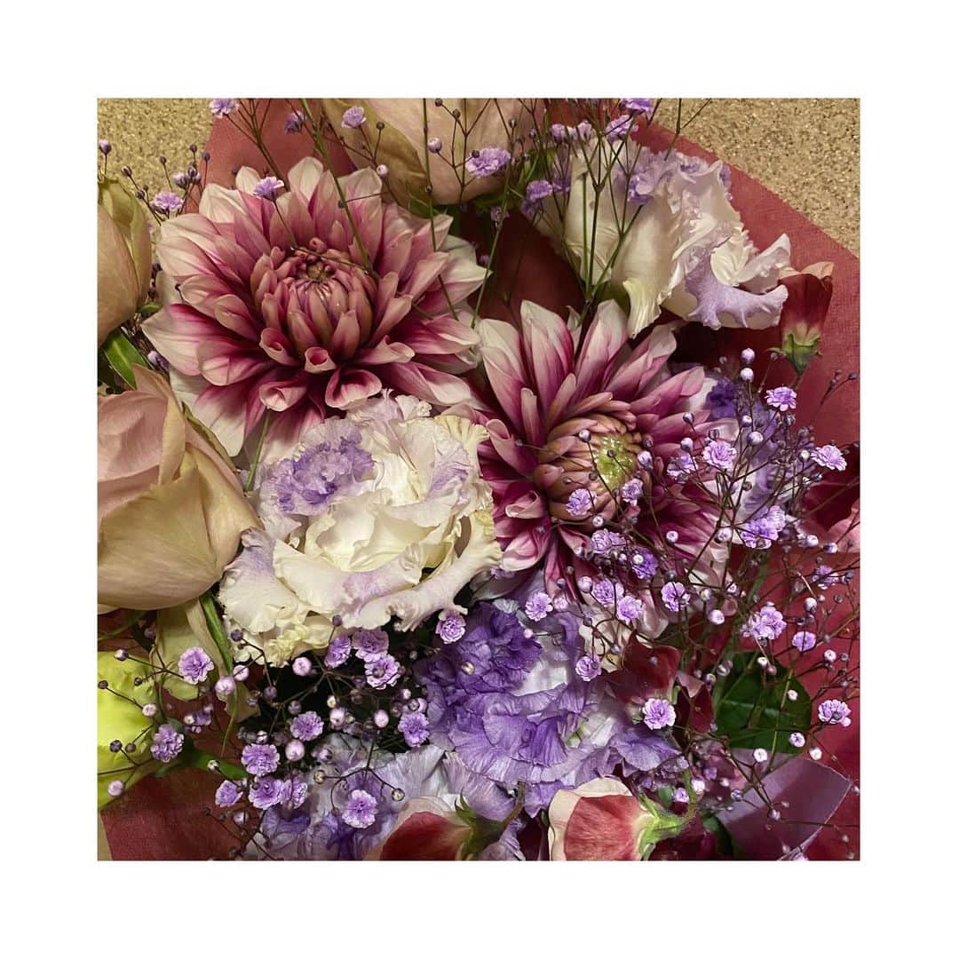中野恵那さんのインスタグラム写真 - (中野恵那Instagram)「実はねこの綺麗な花束 なつえちゃんから貰ったんだっ😢❤︎  わざわざ地元まで届けにきてくれたんだよ？（ ; ; ） なんて優しいのだ、、、😭 ほんとに感謝の気持ちでいっぱいなのです。  帰ってからは即花瓶に入れて玄関に飾っています♡ 見る度に幸せな気持ちっ」1月13日 15時53分 - nakano.ena