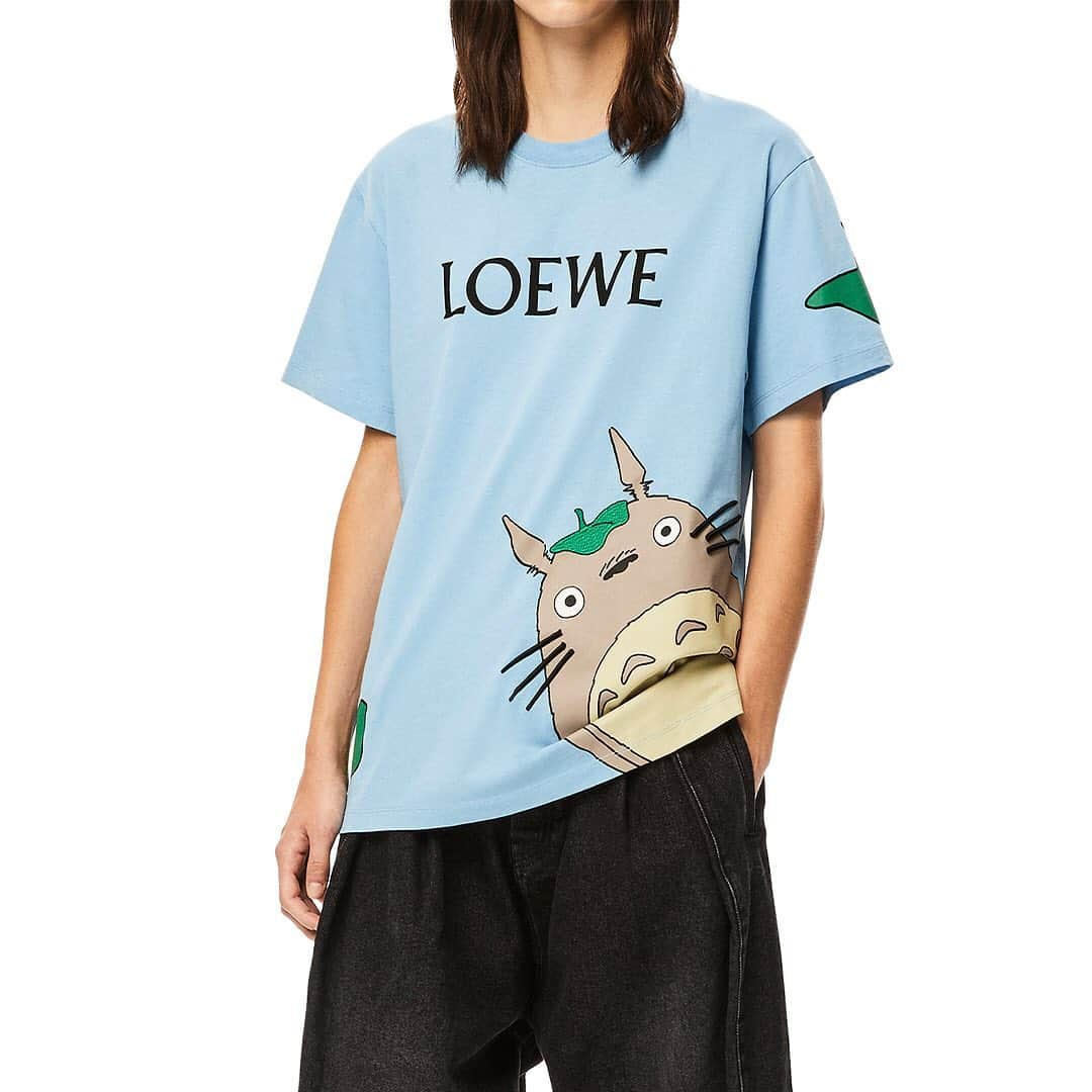 セルフリッジズさんのインスタグラム写真 - (セルフリッジズInstagram)「Down to a T • Last chance to get select pieces from the @loewe x #StudioGhibli collaboration. Tap to shop unique (and soon to be iconic) Totoro t-shirts or head to the link in bio for more」1月13日 15時58分 - theofficialselfridges