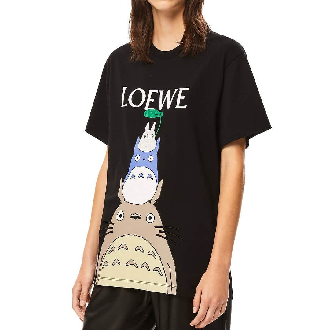 セルフリッジズさんのインスタグラム写真 - (セルフリッジズInstagram)「Down to a T • Last chance to get select pieces from the @loewe x #StudioGhibli collaboration. Tap to shop unique (and soon to be iconic) Totoro t-shirts or head to the link in bio for more」1月13日 15時58分 - theofficialselfridges