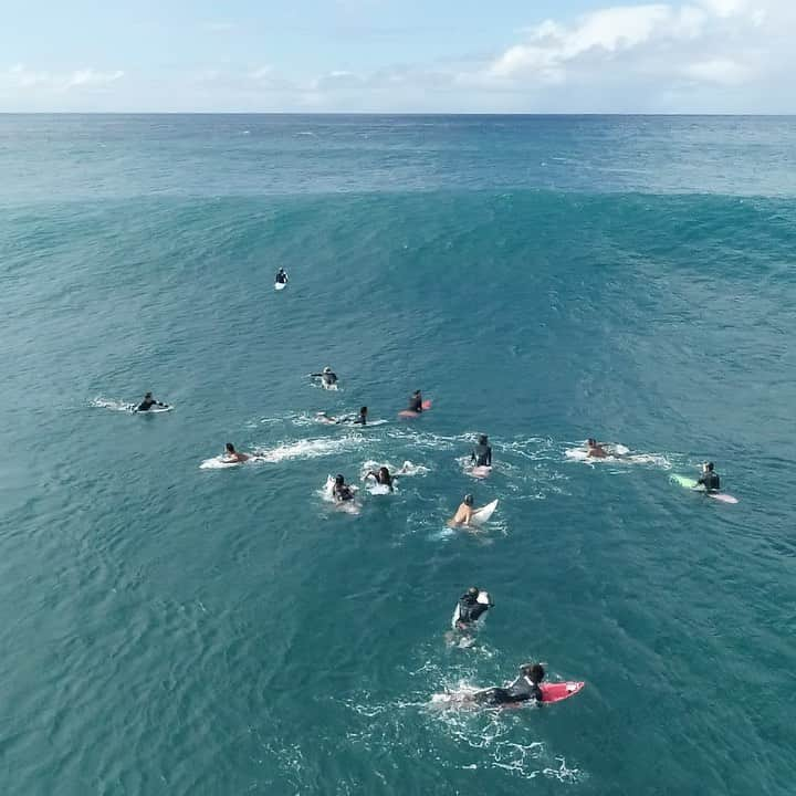 ミシェル・ボレーズのインスタグラム：「One wave from backdoor ! I’m not a big fan of summer time back in tahiti . The waves on our coast are usually small , that is why I decided to stay here in Hawaii to try some new @firewiresurfboards  shaped by @tokorosurfboards .  I’ve been loving my time here . There is always somewhere fun to surf .  Mahalo @balisatoshi  for the drone shot .」