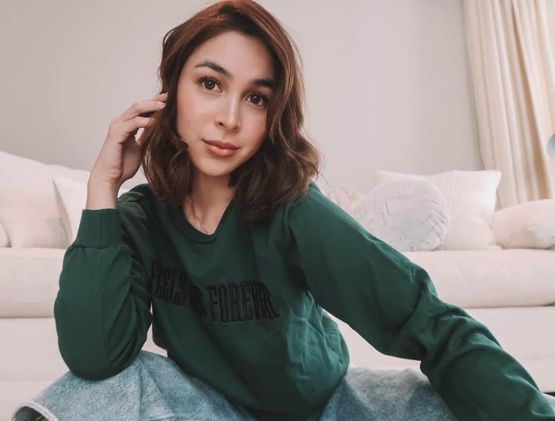 ジュリア バレットのインスタグラム：「My two new favorite pieces from @penshoppe 📗 love that it’s perfect for the cool weather 🧃」