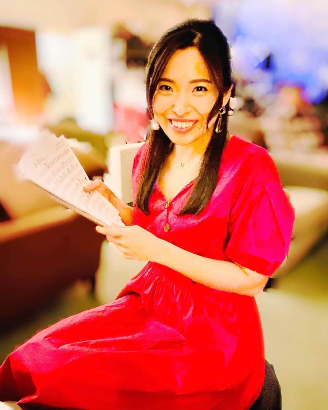 優奈のインスタグラム：「💖  1/13(水)🌺21:00〜23:00  17LIVE配信させて頂きます*\(^o^)/*🌈  ⭐️17LIVE📱【優奈_Yuuna_17】⭐️  是非👁✨のぞいてみて頂けますと🤣 とっても嬉しー😆❣️です🥰✊♪😌🙏  #17live #singeryuuna #アカペラ風　 #70年代pops  #ショッキングピンクワンピース  #鮮やかな色のワンピース  #鮮やかな色が好き #華やかな色が好き」