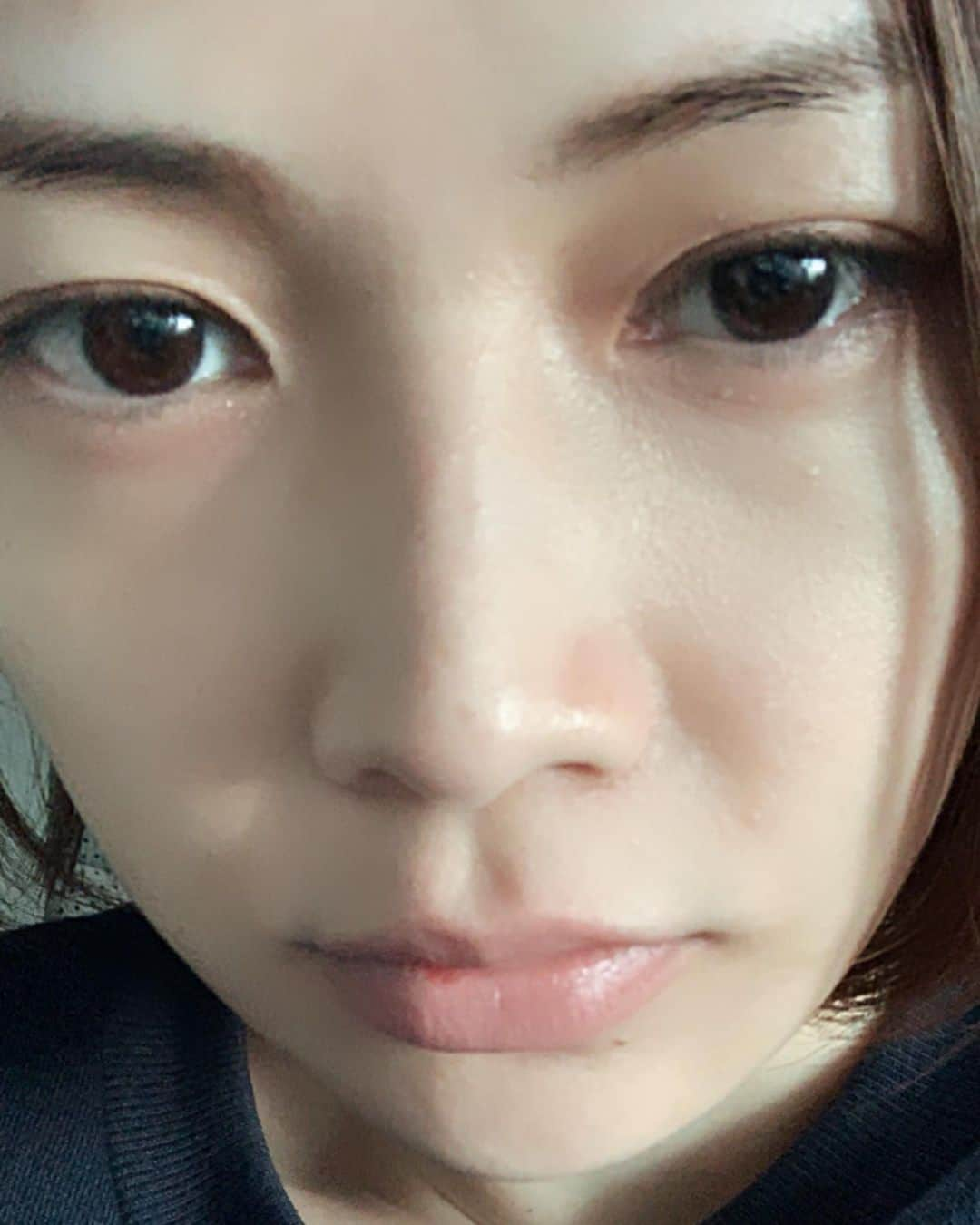 yuiさんのインスタグラム写真 - (yuiInstagram)「皆さん、元気に過ごしていますか？なかなか元気が出ない日々ではあるかもしれませんが、何かおもしろい事はないか皆が元気になってもらえるような事はないかと考える日々であります😌色々なお悩みのメッセージもいただいてますが、本当に大変な時は周りの人達に助けを求めてみるのもいいかもしれません✨子育てのお悩みをいただきましたが、私も子供達が小さい頃、にっちもさっちも行かなくなった時には周りの人達に相談して解決の糸口を掴ませてもらった事があります。皆が幸せに過ごせるようにいつも祈っております。全ての方々に感謝致します。少しでもコロナにかかる要素を減らし、未来に何かを繋げていけるような年に出来たらと思います。 私は皆を愛してます。愛を込めて。 ． ． How are you all doing? I've been getting a lot of messages about various problems, but when things get really tough, it's a good idea to ask for help from the people around you. I'm sure you'll be able to find a solution to your problem. I always pray for everyone to have a happy life. Thank you to all of you. I hope I can make this year a year where I can reduce the factors that affect Corona and make something of the future. I love you all. With love. ． #苦手な自撮りに挑戦 #flowerflower #have a nice day」1月13日 16時07分 - yui_flower_flower