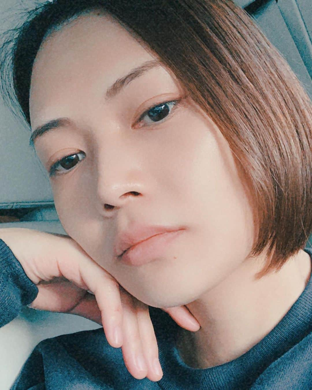 yuiのインスタグラム：「皆さん、元気に過ごしていますか？なかなか元気が出ない日々ではあるかもしれませんが、何かおもしろい事はないか皆が元気になってもらえるような事はないかと考える日々であります😌色々なお悩みのメッセージもいただいてますが、本当に大変な時は周りの人達に助けを求めてみるのもいいかもしれません✨子育てのお悩みをいただきましたが、私も子供達が小さい頃、にっちもさっちも行かなくなった時には周りの人達に相談して解決の糸口を掴ませてもらった事があります。皆が幸せに過ごせるようにいつも祈っております。全ての方々に感謝致します。少しでもコロナにかかる要素を減らし、未来に何かを繋げていけるような年に出来たらと思います。 私は皆を愛してます。愛を込めて。 ． ． How are you all doing? I've been getting a lot of messages about various problems, but when things get really tough, it's a good idea to ask for help from the people around you. I'm sure you'll be able to find a solution to your problem. I always pray for everyone to have a happy life. Thank you to all of you. I hope I can make this year a year where I can reduce the factors that affect Corona and make something of the future. I love you all. With love. ． #苦手な自撮りに挑戦 #flowerflower #have a nice day」