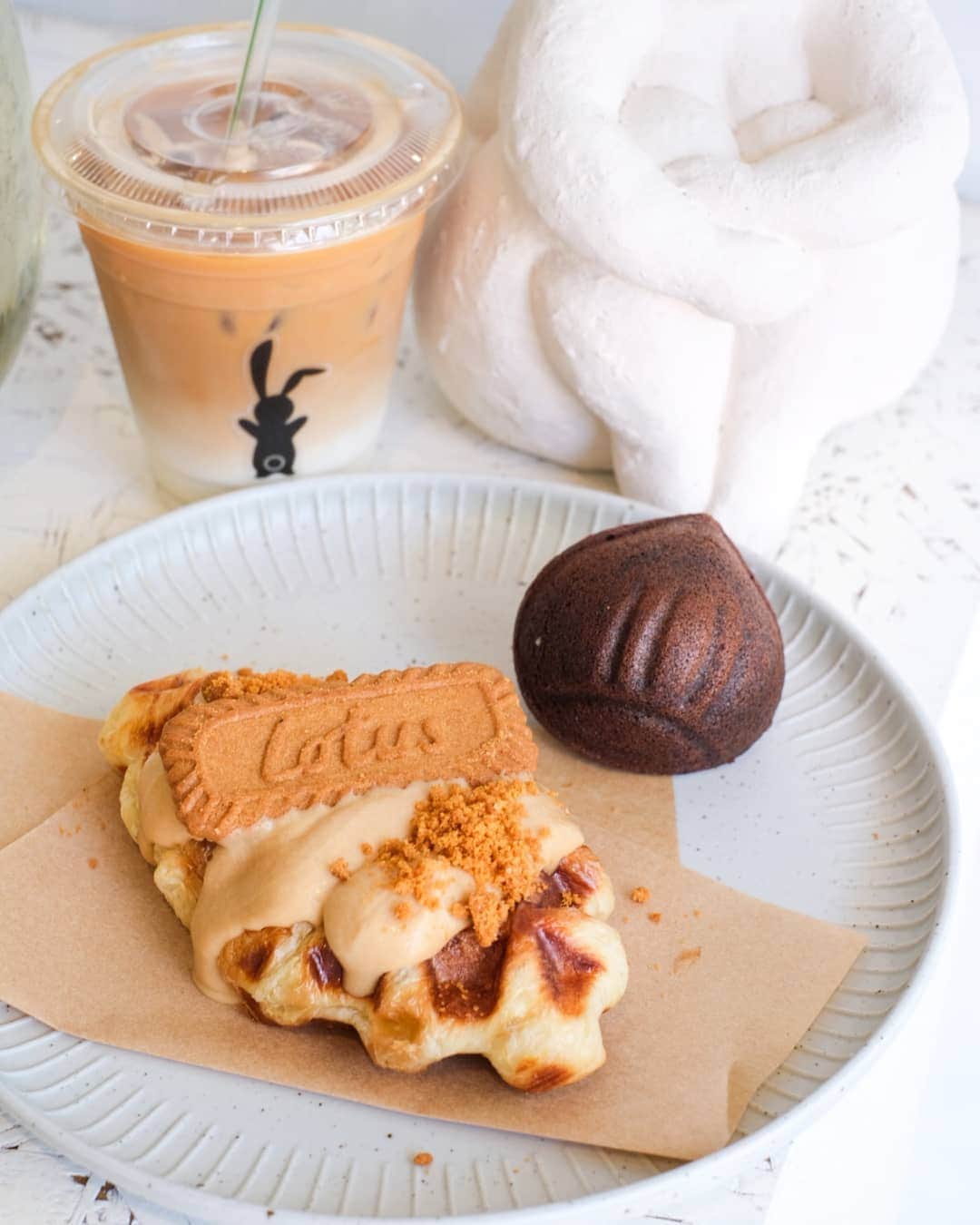 Erinaさんのインスタグラム写真 - (ErinaInstagram)「. . Lotus Biscoff Cookies&Cream Croffle 🥐 and Choco Chestnuts 🌰  for my precious cheat day 🍪💕. . .」1月13日 16時14分 - eliseaki