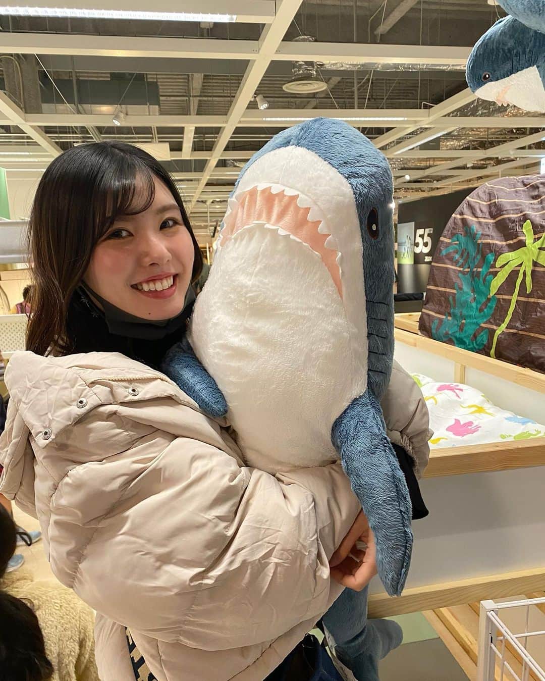 YOUKORINさんのインスタグラム写真 - (YOUKORINInstagram)「IKEA映え巡り🦈#IKEA#ikeaのサメ#パンダ#🐼#神戸#shopping#kobe#イケア#イケアレストラン#ソフトドリンク飲み放題#リモートワーク#リモートワークスペース#会社では画面2個#家ではノートPC#画面の小ささ#白ダウン#ぬいぐるみ#家にいっぱいあるので我慢#関西#お買い物#ikea神戸」1月13日 16時18分 - xxy0uc0riinxx