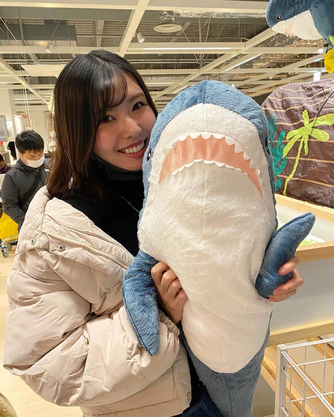 YOUKORINさんのインスタグラム写真 - (YOUKORINInstagram)「IKEA映え巡り🦈#IKEA#ikeaのサメ#パンダ#🐼#神戸#shopping#kobe#イケア#イケアレストラン#ソフトドリンク飲み放題#リモートワーク#リモートワークスペース#会社では画面2個#家ではノートPC#画面の小ささ#白ダウン#ぬいぐるみ#家にいっぱいあるので我慢#関西#お買い物#ikea神戸」1月13日 16時18分 - xxy0uc0riinxx