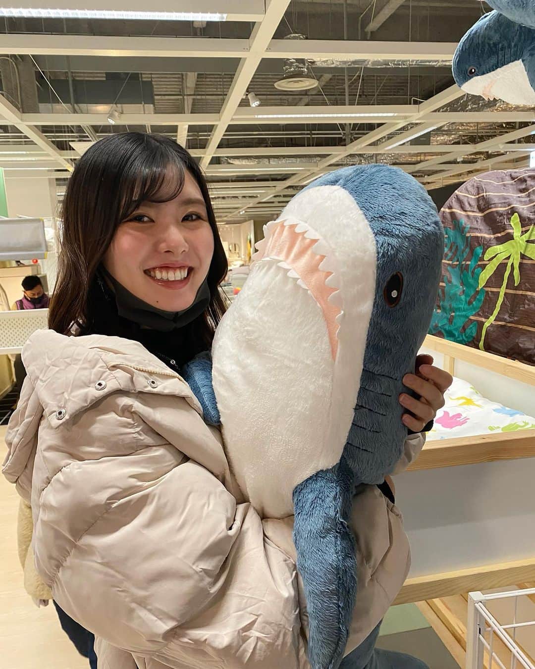YOUKORINさんのインスタグラム写真 - (YOUKORINInstagram)「IKEA映え巡り🦈#IKEA#ikeaのサメ#パンダ#🐼#神戸#shopping#kobe#イケア#イケアレストラン#ソフトドリンク飲み放題#リモートワーク#リモートワークスペース#会社では画面2個#家ではノートPC#画面の小ささ#白ダウン#ぬいぐるみ#家にいっぱいあるので我慢#関西#お買い物#ikea神戸」1月13日 16時18分 - xxy0uc0riinxx