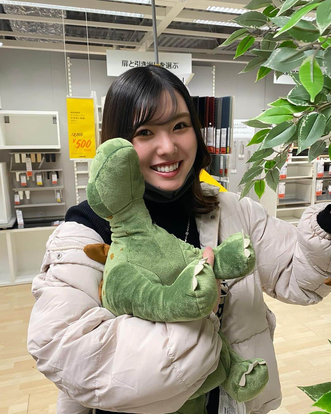 YOUKORINさんのインスタグラム写真 - (YOUKORINInstagram)「IKEA映え巡り🦈#IKEA#ikeaのサメ#パンダ#🐼#神戸#shopping#kobe#イケア#イケアレストラン#ソフトドリンク飲み放題#リモートワーク#リモートワークスペース#会社では画面2個#家ではノートPC#画面の小ささ#白ダウン#ぬいぐるみ#家にいっぱいあるので我慢#関西#お買い物#ikea神戸」1月13日 16時18分 - xxy0uc0riinxx
