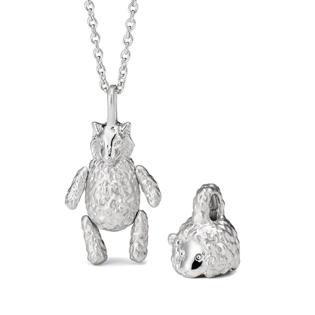 ジャスティンデイビスのインスタグラム：「“TRUE COLORS” Necklace / KIDS ⠀ 羊の顔をかぶったオオカミを表現するトゥルーカラーズ ネックレス 。羊の顔は取り外し可能、手足は可動、 製作に至る緻密さ、 ブランドならではの遊び心に溢れる ⠀ #justindavis  #ジャスティンデイビス」