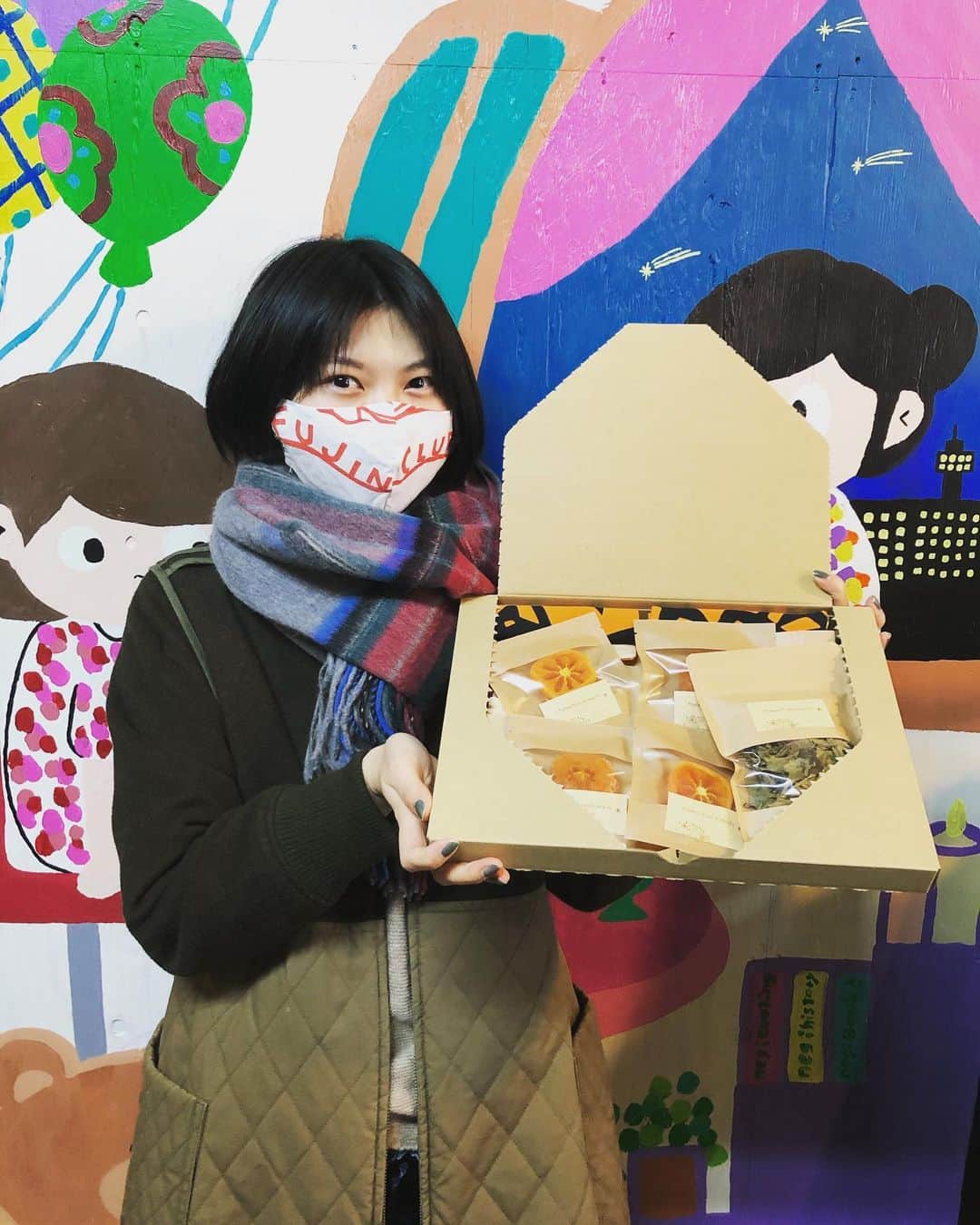 Megu さんのインスタグラム写真 - (Megu Instagram)「いとしげなおくりもの☺️🎁「もっちり干し柿」が届きました〜💗船に乗ってどんぶらことやってきたと思うと愛おしくてきゅんとなりますなあ💗😢柿の葉茶はビタミンCがたっぷりでカフェインゼロ！素敵なギフトをありがとうございました☺️🎁 マスクも婦人倶楽部さんの〜！」1月13日 16時24分 - megu_negicco