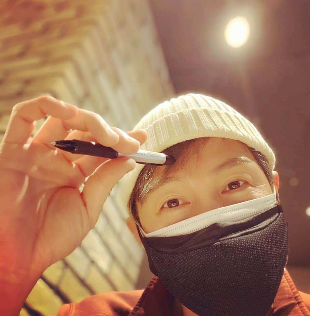 アキ（荒木良明）のインスタグラム：「心配は尽きませんが、無理しすぎないでねー  僕も油断せずしっかり対策。 換気して、水分もとって、マスクの中で鼻呼吸。」