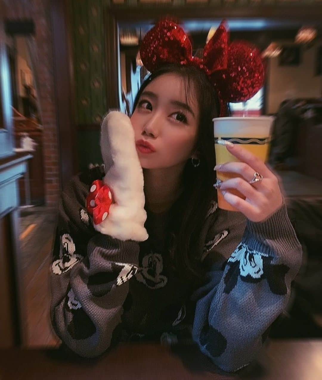 秋本鈴果のインスタグラム：「前行ったおディズ🧞‍♂️🧜🏿🏰 . .  #me#my#selca#‪make#ootd#best#fashion#photo#supreme #follow#followme#instalike#instagood#美容#カラコン#冬コーデ#冬メイク#いいね返し#ダイエット#くびれ作り #モデル#グラビア#ファッション #ディズニーシー #ディズニーコーデ  #ディズニーランド#disneysea#tokyodisneysea」