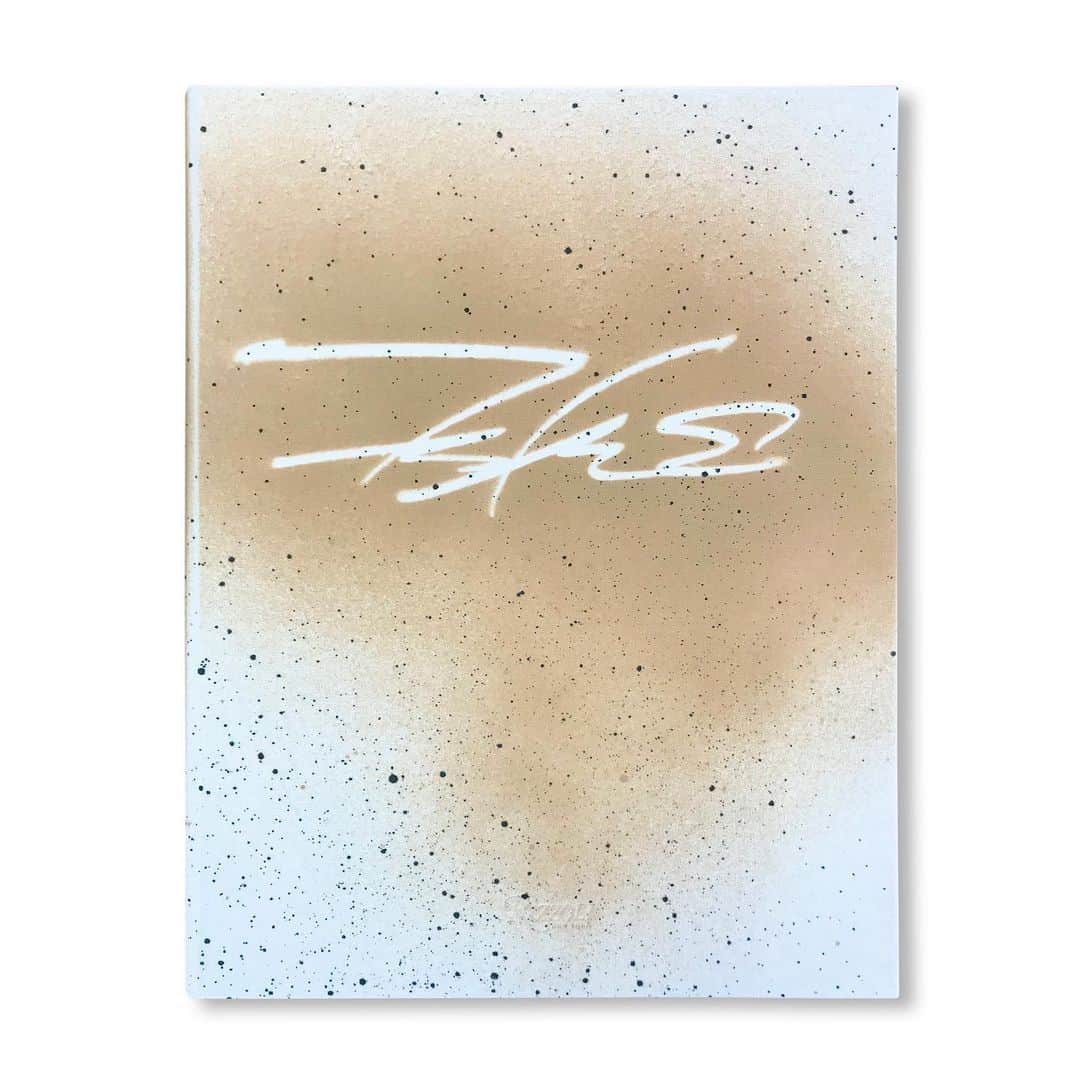 DOVER STREET MARKET GINZAさんのインスタグラム写真 - (DOVER STREET MARKET GINZAInstagram)「‘FUTURA: THE ARTIST'S MONOGRAPH - DELUXE EDITION’ arrives on Friday 15th January at Dover  Street Market Ginza 7F BIBLIOTHECA and on the DSMG E-SHOP  This is a special deluxe edition of the trade edition--available in a quantity of 248 units. Each book is housed in a fabric clamshell slipcase that's been hand embellished—individually—by the artist; each special deluxe edition is entirely unique. Every slipcase features a spraypainted exterior, featuring a masking technique that features the artist's signature, in an alternative and complementary design to the monograph's normal cover. The custom clamshell will be available in one of 9 colors. Written by Futura,  Contribution by Takashi Murakami and Virgil Abloh and Agnès b and Jeffrey Dietch @futuradosmil @futuralaboratories @icnclst #futura @rizzolibooks @rizzolibookstore #rizzolinewyork #rizzoli @doverstreetmarketginza @post_books @twelvebooksdistribution」1月13日 16時36分 - doverstreetmarketginza