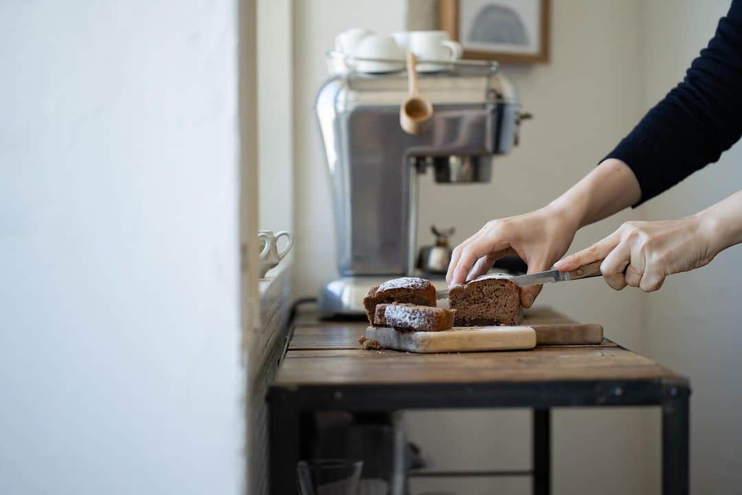cafe_no_maのインスタグラム：「baked chocolate cake, using okara powder in stead of flour. . I have a sweet tooth as you know and I’ve been thinking about the low carb snack recipes as well. . 久しぶりにケーキを焼きました。 . 甘いモノは食べたい、 でも糖質はなるべく抑えたくて おからケーキをバージョンアップさせて いろいろ試行錯誤しています。 .」